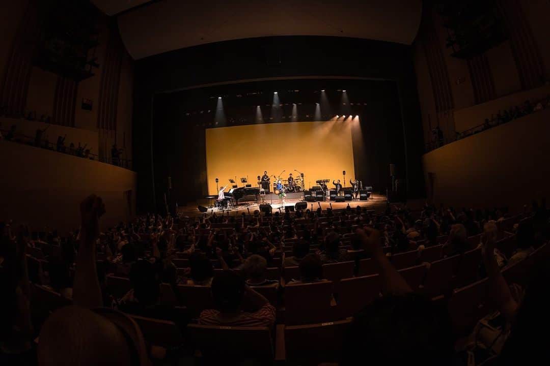 のインスタグラム：「【KOGANEI MUSIC JAM 2023〜YoYo the "Pianoman" 10th Anniversary〜フォトレポート】  GAKU-MC出演パート！とびっきりの素敵すぎる写真達を厳選UP🎵  GAKU-MC (Vo, Guitar) 〜Back...YoYo the "Pianoman" Band〜 YoYo the "Pianoman" (Piano) 長谷川ガク(Drums) 中林薫平(Bass) 副田整歩(Sax, Flute) 榎本裕介(Trombone) 長田明宏(Trumpet)  Photography by Akane(1〜5) @aknarmt  Photography by dorlis(6〜10) @dorlis0223   小金井宮地楽器大ホールにて、ムサシノ地元愛&音楽愛で最高潮の盛り上がりへと、オーディエンスを導いてくれたGAKU-M兄貴。"最高" を更新できた喜びを胸に・・・  ライブ映像の模様は9/10までアーカイブ公開。 --------------------------------- 【アーカイブ配信中・グッズオンライン特別販売中】 YoYo the “Pianoman“ 配信番組「ONLINE "Family" MEETING」 8/31放送回 アーカイブ配信スタート📺✨グッズオンライン特別販売のお知らせ✉️ ⤵︎ yoyothepianoman.bitfan.id/contents/117734  8/31(木) 第14回「ONLINE "Family" MEETING〜Screening Party〜」放送回のアーカイブ配信がスタート！ 今回の放送は７月２日に開催された「KOGANEI MUSIC JAM〜YoYo the "Pianoman" 10th Anniversary〜」より、ライブ映像をお届けするライブ上映会！オープニングアクトを務めたチャン・オータ出演パート、そしてYoYo the "Pianoman"がバックバンドを務めたGAKU-MC出演パートよりライブパフォーマンスを抜粋、豪華１１台のカメラで撮影された良画質での超貴重ライブ映像を公開！ https://yoyothepianoman.bitfan.id」
