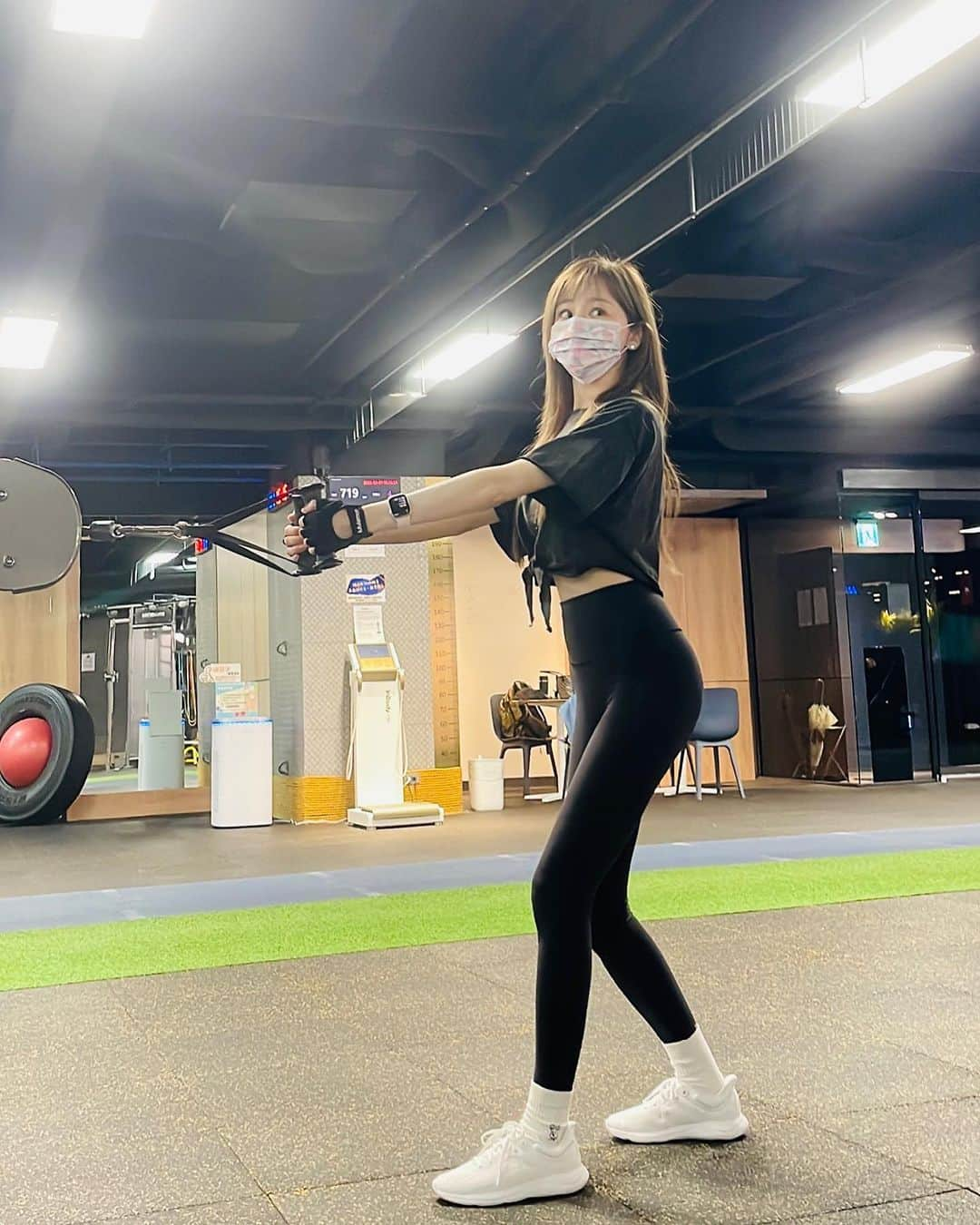 王心凌（Cyndi Wang）のインスタグラム：「終於可以健身了💪🏻 停不下～我停不下～🎵 你們也開始練舞了嗎💃🏻  #BITEBACK  #王心凌 #CyndiWang」