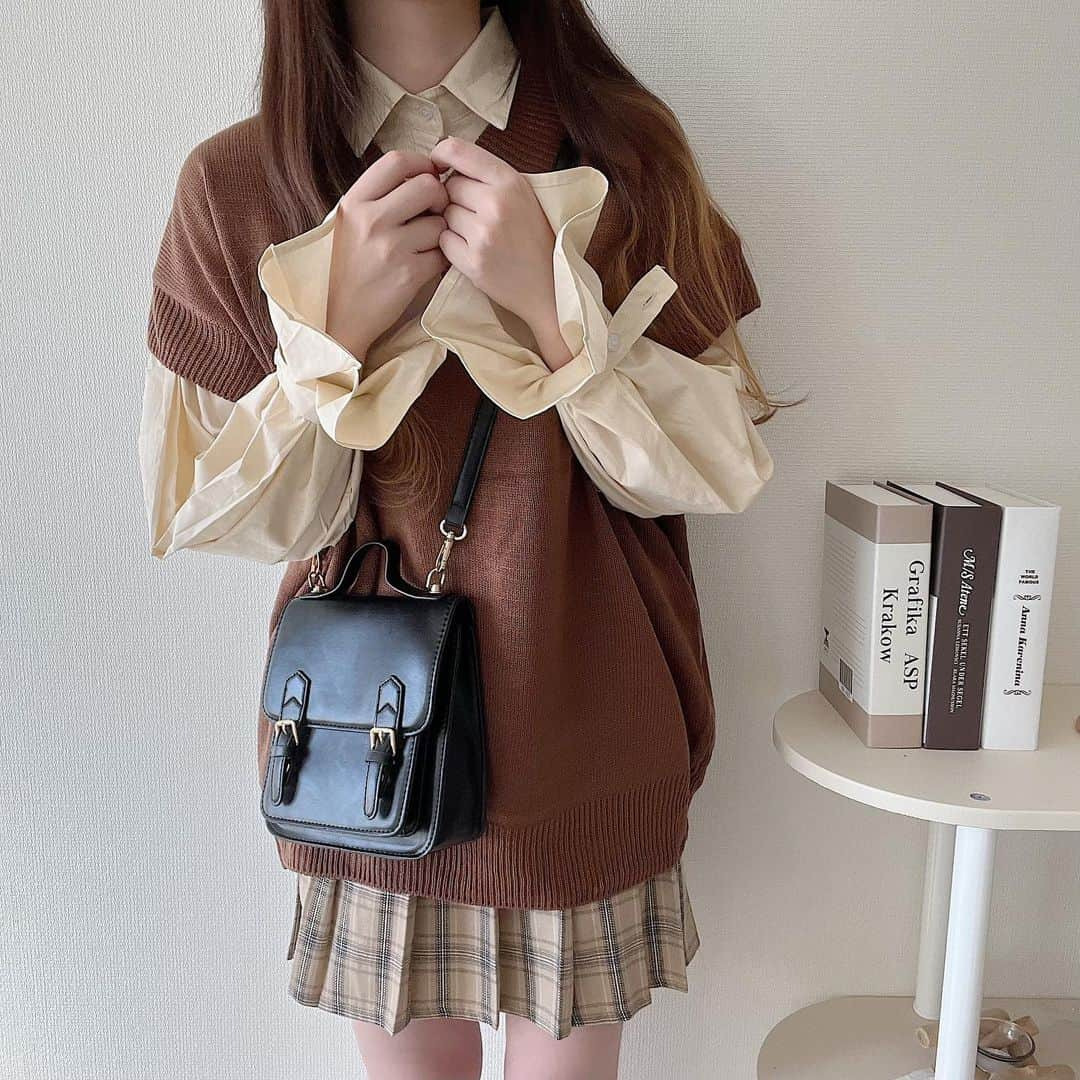 ゆっきさんのインスタグラム写真 - (ゆっきInstagram)「秋服新作コーデ🍁🍂  このニットベストとシャツ近々販売の新作だよ～ @nana.official____  販売日は後程～」9月7日 21時59分 - yukkidayo_