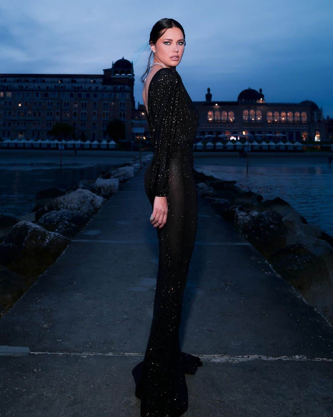 アドリアナ・リマのインスタグラム：「Beautiful scenery is everywhere in Venice ❤️ @labiennale #BiennaleCinema2023 #Venezia80 Dress: @pinkoofficial Jewellery: @hassanzadeh_jewelry Make up: @charlottetilbury @stanislaomakeupsrtist Hair: @beautick_official @beppedeliaofficial @showponyhairextensions」