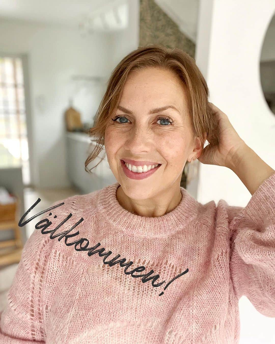 Maria Soxboのインスタグラム：「Hej! Och välkommen hit!  En presentation kan ju vara på sin plats för er som inte följt mig så länge!  Jag heter Maria och är i grund och botten journalist, men fick ett riktigt wakeup call den där heta sommaren 2018 och började då styra om allt jag gjorde till att handla om klimat, hållbarhet och omställning. Det tog några år, men idag skulle jag säga att minst 95% av det jag gör kan kopplas till det. Och det känns så BRA! Allt har blivit roligare, mitt jobb känns mer meningsfullt och jag har fått mängder av nya vänner med klimathjärtat på rätt ställe. 💕  5 snabba om mig (och mer i bildspelet ovan):  💬 Medgrundare av föreningen @klimatklubben.se som jag jobbar ideellt med – följ för klimatkoll och bli gärna medlem via vår sajt så hjälper du oss att göra bra saker!  💬 Föreläser om allt från vinningarna med att ställa om till hur företag ska kommunicera hållbarhet utan att greenwasha. I höjdpunkten ”Föreläsningar” kan du alltid se var och när jag dyker upp härnäst!  💬 Bloggar på Mariasoxbo.se sen ungefär 300 år tillbaka och numera är bloggen en blandning av matiga faktainlägg kring hållbarhet och mitt sätt att rensa hjärnan och reda ut mina egna funderingar. Följ mig gärna där också! (Där kan jag ju skriva lite längre än här … :)   💬 Skriver böcker så ofta jag kan (läs: så ofta något bokförlag låter mig). Den senaste kom ut på @norstedts_forlag för ett år sen och heter ”Ställ om! Allt att vinna på ett klimatsmart liv” – och är något så ovanligt som en positiv klimatbok. (Den jag själv saknade!)  💬 Driver @planbpodden om samtid, framtid och det göttiga livet efter omställningen ihop med min andra hjärnhalva @emmasundh (som jag också rattar Klimatklubben med). Vi kände typ inte varandra för fem år sedan, och nu kan jag faktiskt inte riktigt föreställa mig livet utan henne. 🥰  Bläddra för lite mer info om mig, vem jag är och vad jag gör.  Och! Vilka är ni? Berätta GÄRNA lite om er och vad ni hoppas få ut av att följa mig! 💕」