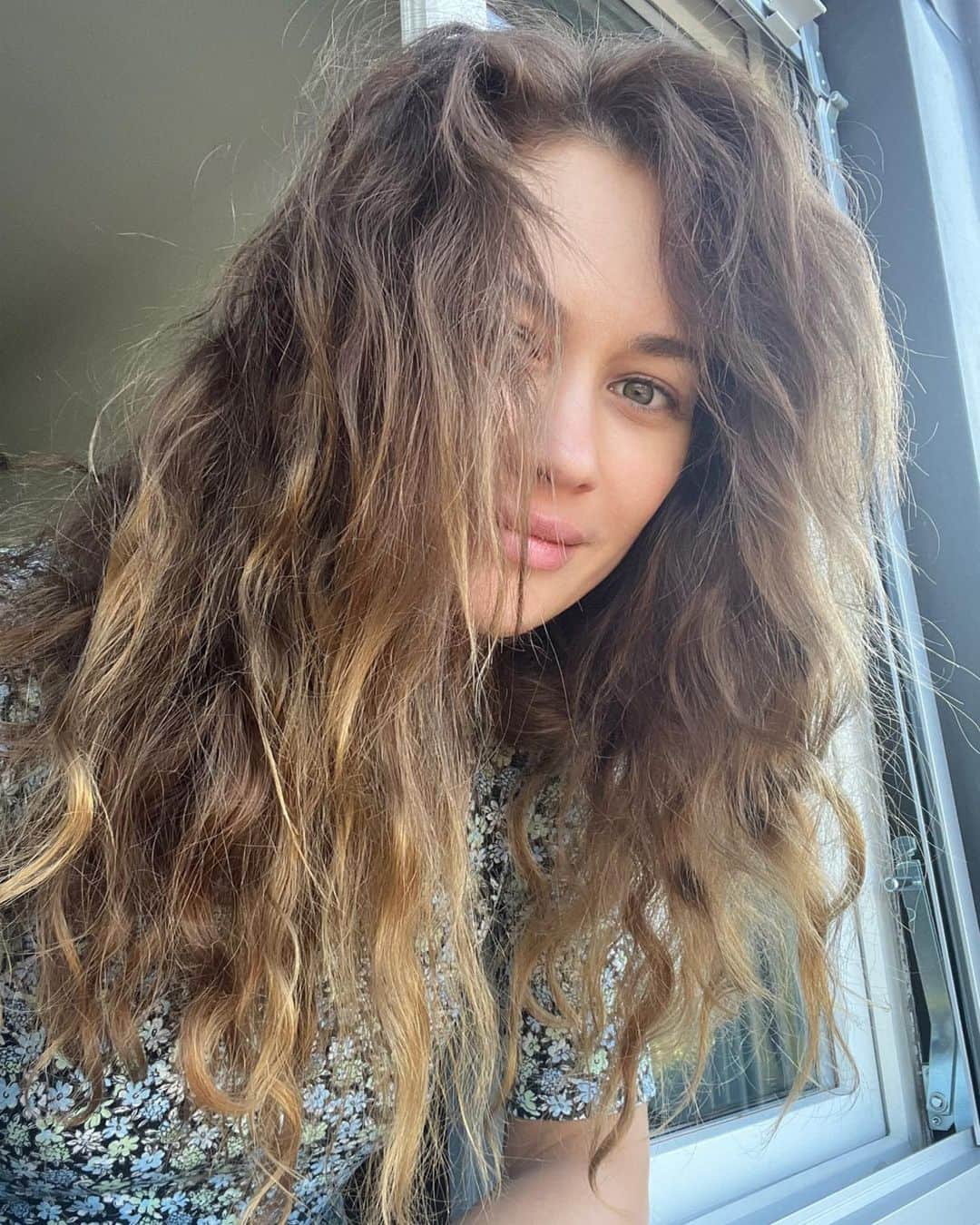 オルガ・キュリレンコのインスタグラム：「It’s a natural hair day! 😁 #embracenature #proudtobereal 😎🌞🍀」