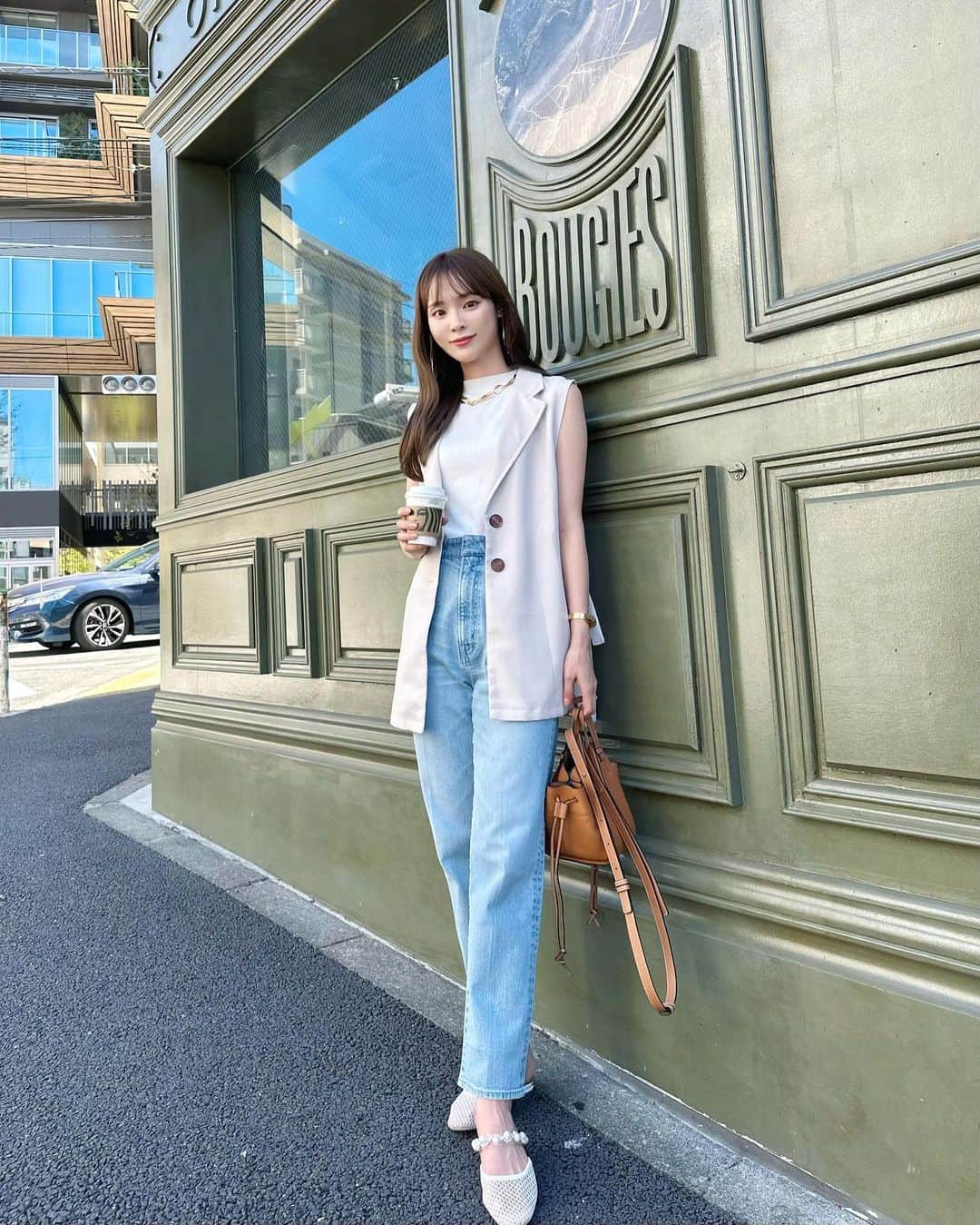磯田 ひかる(Hikaru Isoda) のインスタグラム：「こんばんは🌛 少しずつ朝晩は涼しくなってきましたね〜🫶🤍  季節の変わり目体調崩さないように😌  この日はカフェ行ったりゆるっと過ごした時のコーデ。 夏コーデを一気に秋っぽくしてくれるジレは登場頻度高め🥰  【着用アイテム】 Vest @classicalelf_official  サイドベルトオーバージレベスト ベージュ S ¥2,999税込  Pants @celford_official  ハイライズ美脚ストレッチ テーパードデニムパンツ LBLU 36 ¥25,300税込  Bag @loewe   ------------------------------ picaru：162cm / 骨格ウェーブ 1st ブライトスプリング 2nd ブライトサマー  大人可愛いスタイルアップコーデ ヘアメイクを合わせた トータルスタイリングを提案🤍  不定期にストーリーで ファッションお悩み相談募集中🥰 ------------------------------  他の投稿を見る→【@picaruuu】」