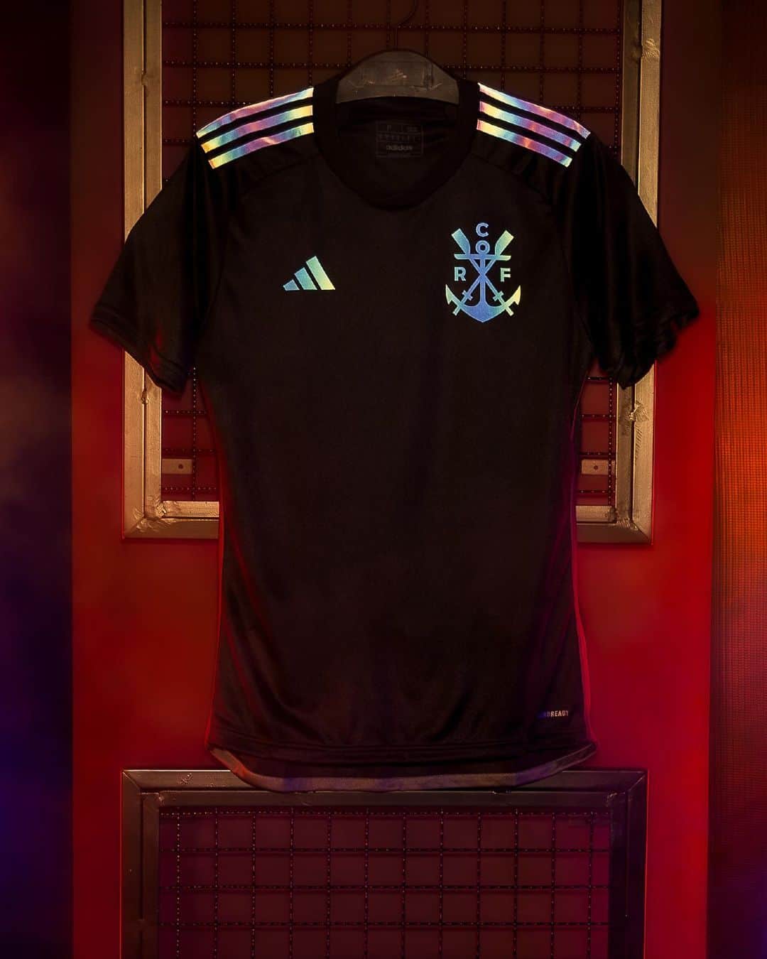 adidas Footballのインスタグラム：「shining bright ✨​ Nação's new third kit has arrived in style. Get yours now!​  —  ​Que prazer vê-lo brilhar! ✨​ O novo Manto da Nação chegou cheio de estilo. Pega logo o seu!​」