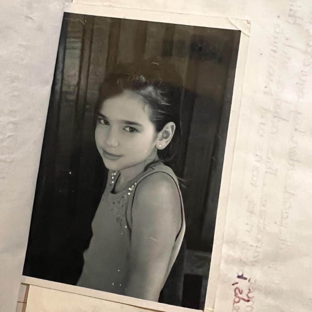 デュア・リパさんのインスタグラム写真 - (デュア・リパInstagram)「finally back home 🇬🇧 and found my scrapbook from when I was 10 years old with some pics, designs and school trips 😂😂 swipe to see my timekeeping obsession “approximately 10:00 sharp” +++ if someone had told me i’d be working with @bbcsounds on my @service95 podcast 18 years later I wouldn’t have believed it!!! thank you for all the love and support on season 3!!! WE ❤️ YOU!!!」9月7日 22時11分 - dualipa