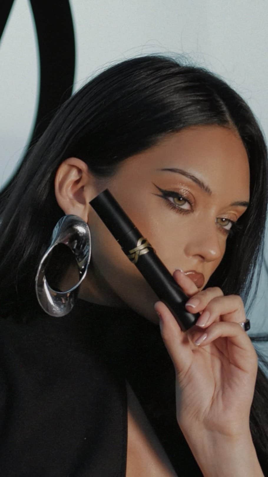 JANICE JOOSTEMAのインスタグラム：「🖤 @yslbeauty」