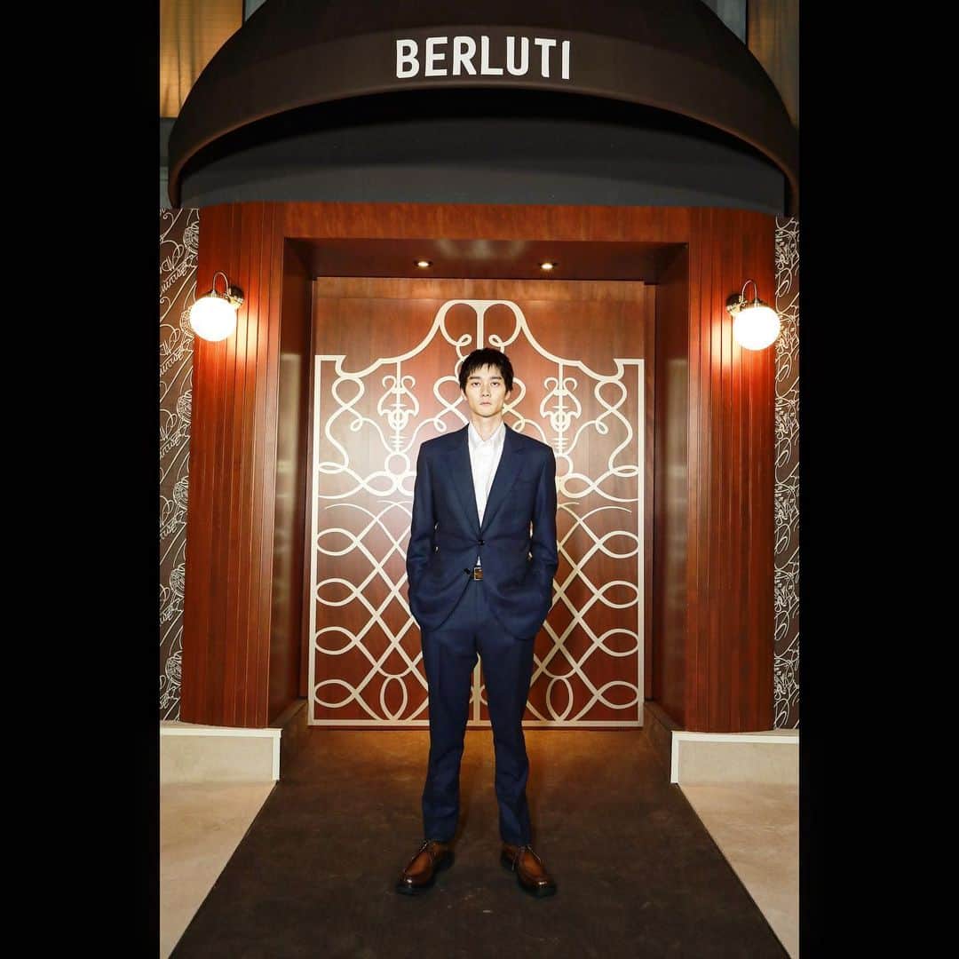 柳俊太郎さんのインスタグラム写真 - (柳俊太郎Instagram)「1895年創業のパリのブランド、ベルルッティの2023年秋冬コレクションより新たに加わる、トラベルラインシリーズの発表イベント”Hotel Marbeuf” 全部で6タイプ展開されていて、日本では9月8日(金)発売です！  #PR @Berluti #BERLUTI #BERLUTITOILEMARBEUF #栁俊太郎 #柳俊太郎 #shuntaroyanagi」9月7日 22時12分 - shuntaroyanagi