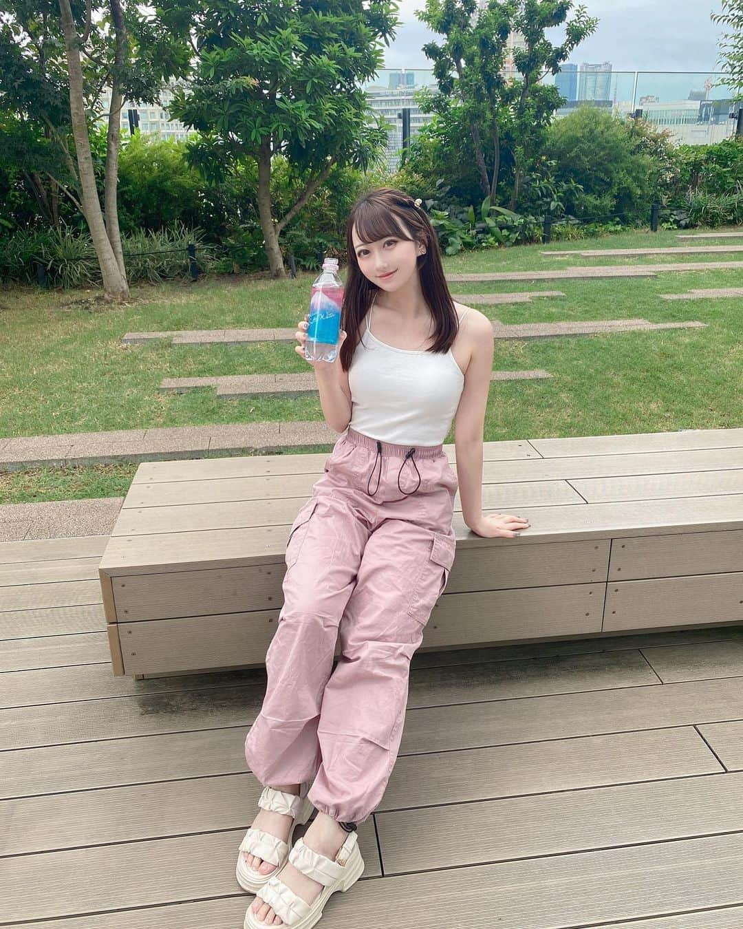 MI-MIのインスタグラム：「もう9月なんて早いね...! 夏も終わりに近づいて、AWも楽しみ〜〜🍂❄️  最近毎日飲んでるお水 💧プラズマ解離水💧 @plasma_kairisui_official   細胞を潤してダイレクトに水分を届けてくれて 体質や肌質改善にいいみたい✦ฺ  ボトルも可愛すぎて持ち歩きにもいいし 何よりなめらかで飲みやすくて美味しいから お水を普段沢山飲めないって方にも 一度トライしてもらいたい...☺️🫶  HPでの購入がお得\♡︎/ https://kairisui.com/  #細胞を潤す水 #プラズマ解離水 #風邪対策 #水分補給 #おいしい #うるおい #美容と健康」