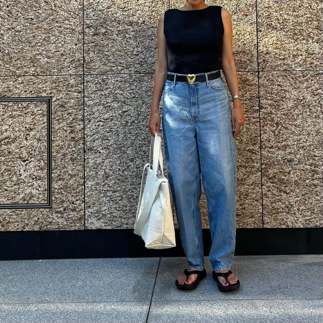 のインスタグラム：「カーヴィーシルエットが可愛い、アッパーハイツのモデル「JANET」♡少しずつ暑さも落ち着いてきそうなので、ようやく大好きなデニム👖が穿ける〜！ これはベルトなしで落とし気味にゆるっと穿いても可愛いけれど、私はベルトでぎゅーっとしぼってハイウエストっぽく履くのが好き☺️」