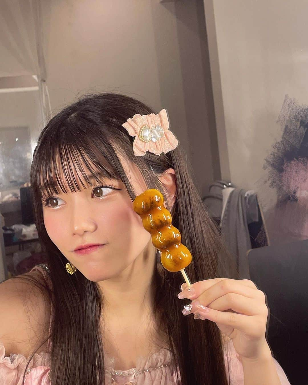 大場結女さんのインスタグラム写真 - (大場結女Instagram)「昨日ライブの後に食べたみたらしさんと 帰る前に食べたあんこさん  差し入れほんっっっとうにありがたい。嬉しい🫶🏻  みんなはお団子何味が好き?🍡   #団子 #お団子 #団子屋  #あんこ #みたらし  #みたらし団子  #恵比寿」9月7日 22時05分 - yume.o__06