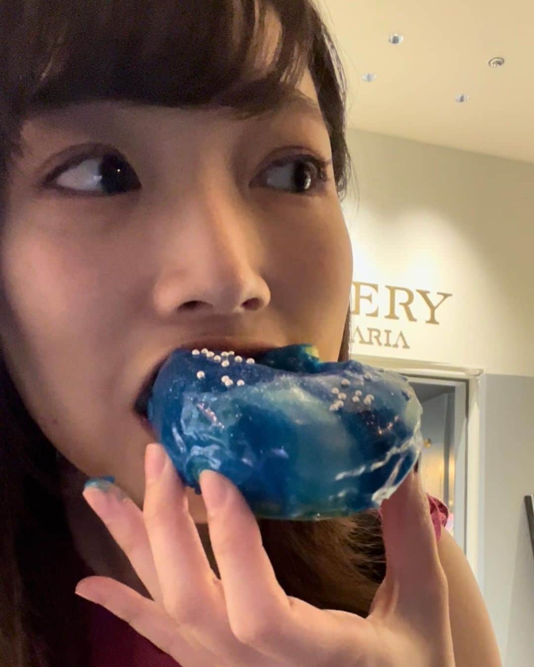 HBC北海道放送アナウンス部さんのインスタグラム写真 - (HBC北海道放送アナウンス部Instagram)「森田絹子です。 先日、旅行先のプラネタリウムで食べたとっても綺麗なドーナツ🍩✨  今までこんなに青い食べ物を食べたことも見たこともありません！笑 食後はベロ👅が真っ青になりました…  #ものすごーくスイートでした #背徳スイーツ #森田絹子 @hbc_moritakinuko」9月7日 22時05分 - hbc_announcer