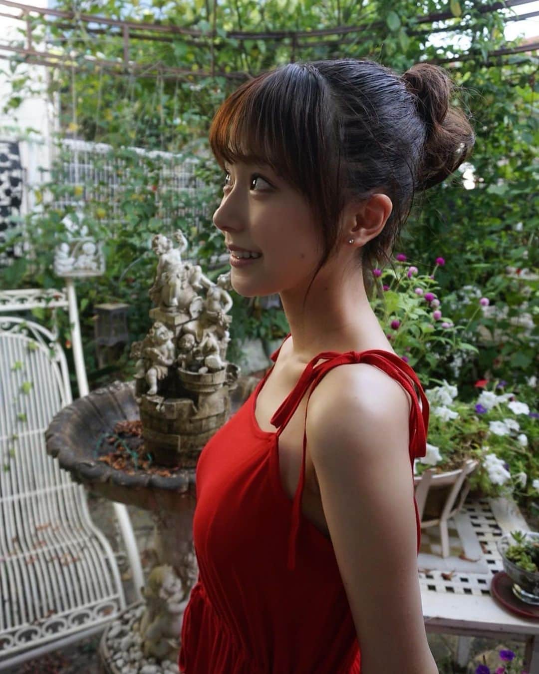 のインスタグラム：「おばあちゃん家🥀🖤  後ろの葉っぱはブラックベリーが咲くの🤭 もっとお花だらけの月もあるけど今は緑いっぱい🌱 お庭の写真はカメラで撮った❕最近ハマってる📷」