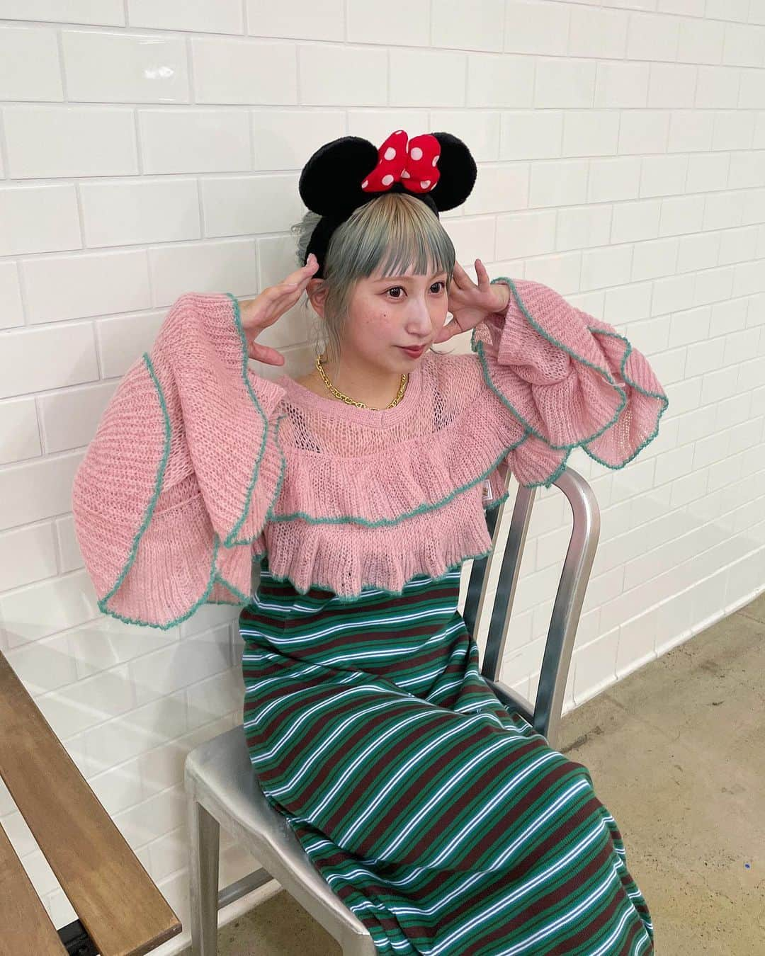 ARISAのインスタグラム：「ㅤㅤㅤㅤㅤㅤㅤㅤㅤㅤㅤㅤㅤ ㅤㅤㅤㅤㅤㅤㅤㅤㅤㅤㅤㅤㅤ ㅤㅤㅤㅤㅤㅤㅤㅤㅤㅤㅤㅤㅤ 予約で人気のふりふりknit着て ディズニーコーデ撮った🐭💘 ㅤㅤㅤㅤㅤㅤㅤㅤㅤㅤㅤㅤㅤ おたのしみに〜！ ㅤㅤㅤㅤㅤㅤㅤㅤㅤㅤㅤㅤㅤ 会議後、 こざるとお菓子買いに コンビニ🏪 ㅤㅤㅤㅤㅤㅤㅤㅤㅤㅤㅤㅤㅤ たけのこの里派です。 ㅤㅤㅤㅤㅤㅤㅤㅤㅤㅤㅤㅤㅤ ラストスパート頑張ろう🤞🏻 ㅤㅤㅤㅤㅤㅤㅤㅤㅤㅤㅤㅤㅤ ㅤㅤㅤㅤㅤㅤㅤㅤㅤㅤㅤㅤㅤ ㅤㅤㅤㅤㅤㅤㅤㅤㅤㅤㅤㅤㅤ ㅤㅤㅤㅤㅤㅤㅤㅤㅤㅤㅤㅤㅤ #ディズニー#ディズニーコーデ#ディズニーシー #ディズニーランド #ハローサンフランシスコ#ハロサン#チャオ #チャオパニック#ciaopanic #ciao_styling #hellosanfrancisco #hellosanfrancisco_23aw」