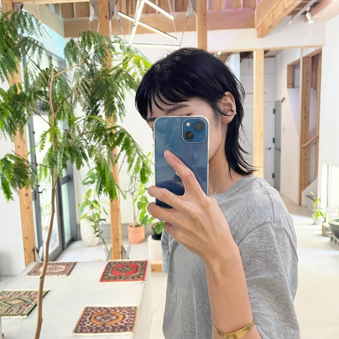 福元雄一郎のインスタグラム：「. ウルフ〜 . Hair Yuichiro. . ◇ご予約はLINE予約で承っております🙆🏻‍♂️ クーポン、セットメニューもございます。 . . #ショートは福元まで . 髪質と骨格を見極めて、 一人一人に合わせたフィットあるヘアデザインを提案✨ 似合わせオーダーメイドカット＆カラーはお任せください✂︎🎨 ———————————————————————— 周りから褒められて、 簡単にスタイリング出来る ヘアデザインを提案します🥰 ◇小顔に見せたい。 ◇髪質も骨格もカバーしてほしい。 ◇丸顔でもシャープに見せたい方 ◇毛量がとんでもなく多くシュッと見せたい方 ◇癖で広がる ◇収まりが悪い ◇美容院に迷ってる ◇スタイリングが難しい ☆透明感あるカラーがしたい ☆艶感あるカラーがしたい ☆似合うカラーを見つけてほしい ☆暗いけど透けるカラーがしたい ☆ダメージを抑えたカラーがしたい . 独自のカットカラーで、多くの方々のお悩みを解消しています👌🏻✨ ———————————————————————— 髪の毛の悩み、切るのに不安がある方こそ！僕にご相談下さい☺️ . 是非僕に大切なヘアスタイルを 担当させて下さい✊🏻 ご予約心よりお待ちしております✨✨ . . . #LENC #lenc_hair #イロンナカタチ #福岡美容室 #大名美容室 #天神美容室 #福岡ショート#福岡ショートヘア#福岡カラー#福岡ヘアカラー#福岡ショートパーマ#福岡マッシュショート #福岡ショートボブ#福岡ハンサムショート#福岡ボブ#福岡ミニボブ#福岡美容室求人 #天神美容室求人 #大名美容室求人#福岡アシスタント求人#福岡美容師求人 #福岡美容学生」