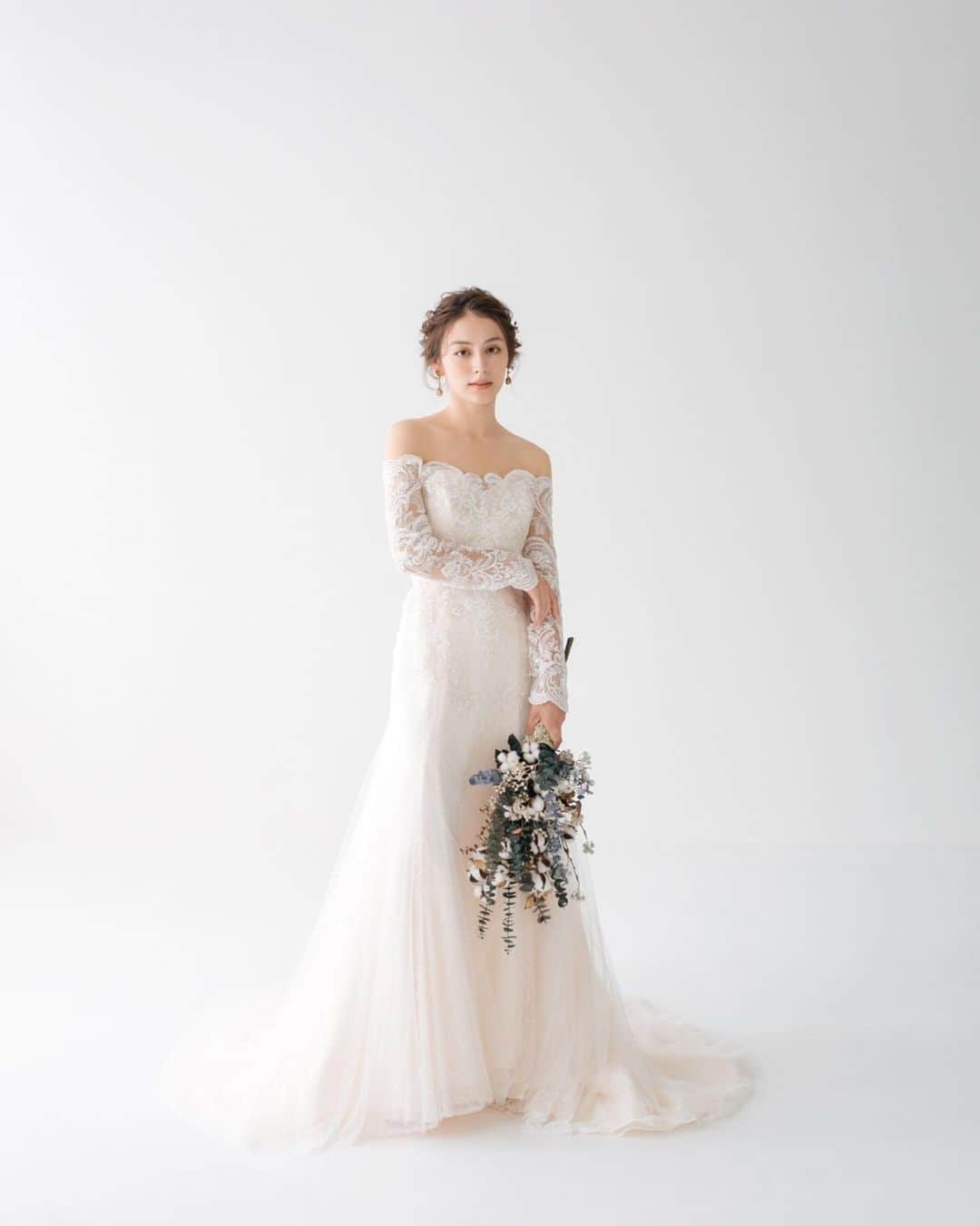 dress shop Vieux Parisさんのインスタグラム写真 - (dress shop Vieux ParisInstagram)「▶︎original wedding dress  #vieuxparis #dresssalonvieuxparis #ヴュパリ #ウェディングドレス #コンセプトウェディング #オリジナルウェディング #ヴュパリオリジナル #ウェディングヘア  #韓国風前撮り #結婚式写真 #結婚式ドレス #挙式ドレス #前撮りヘア #前撮りポーズ #前撮りレポ #前撮り準備 #結婚式へア #結婚式ブーケ #ヘアスタイル #花嫁美容 #花嫁へア #髪飾り  #ブライダル撮影 #2023夏婚 #2023秋婚 #プレ花嫁 #プレ花嫁さんと繋がりたい #ララ嫁さんと繋がりたい #ララ嫁 #ララシャンス」9月7日 22時15分 - vieux_paris_