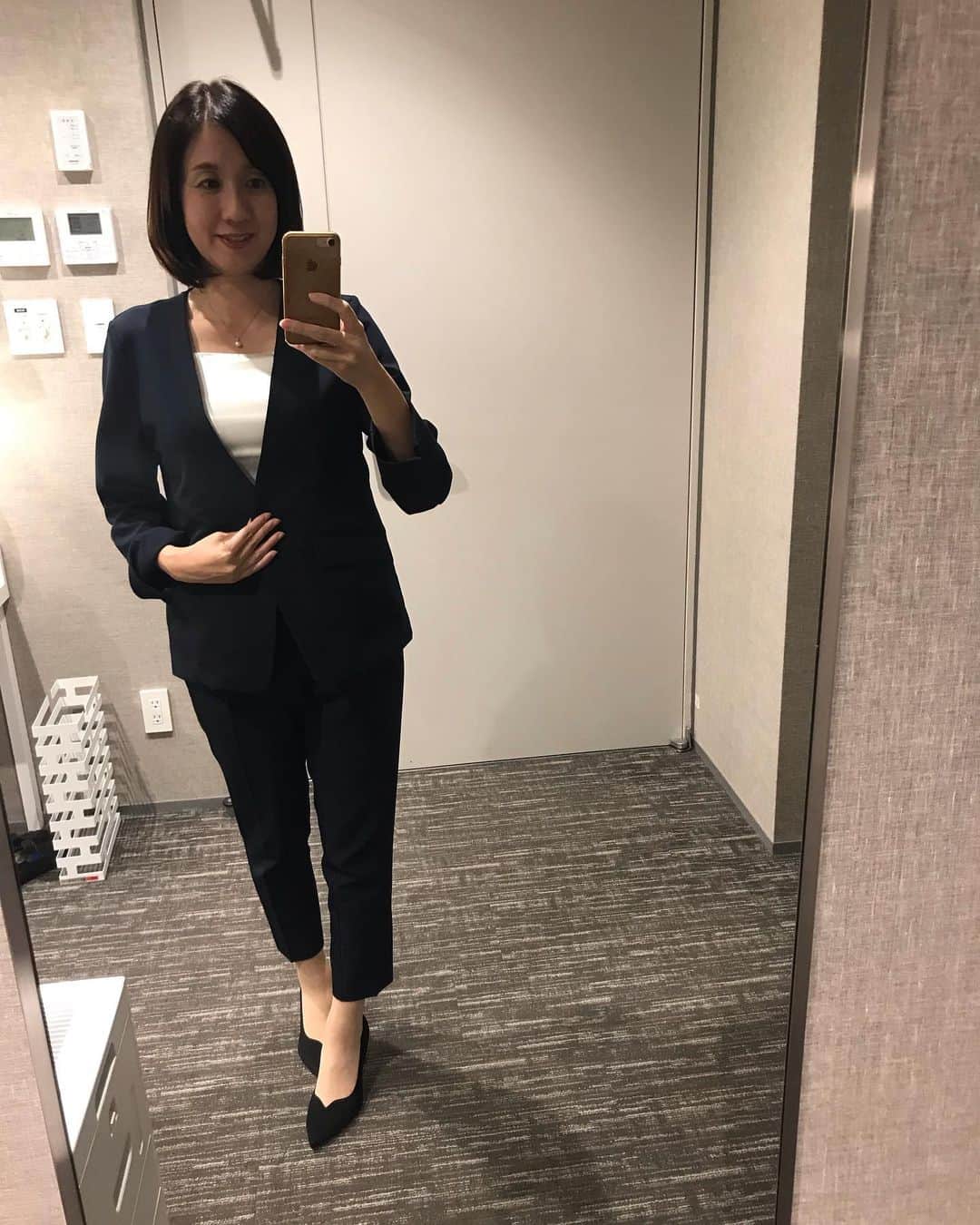 のインスタグラム：「* 昨日の司会のお仕事🎤 いつも以上に、色を消すといいますか、無色透明を心がけてアナウンスしました。 衣装も、主張の少ない紺のセットアップで。  #司会 #アナウンス業務 #衣装 #スーツ #セットアップ #群馬 #gunma  #群馬テレビ #群テレ #gtv #アナウンサー #局アナ #局アナの仕事 #地方局で働くということ」