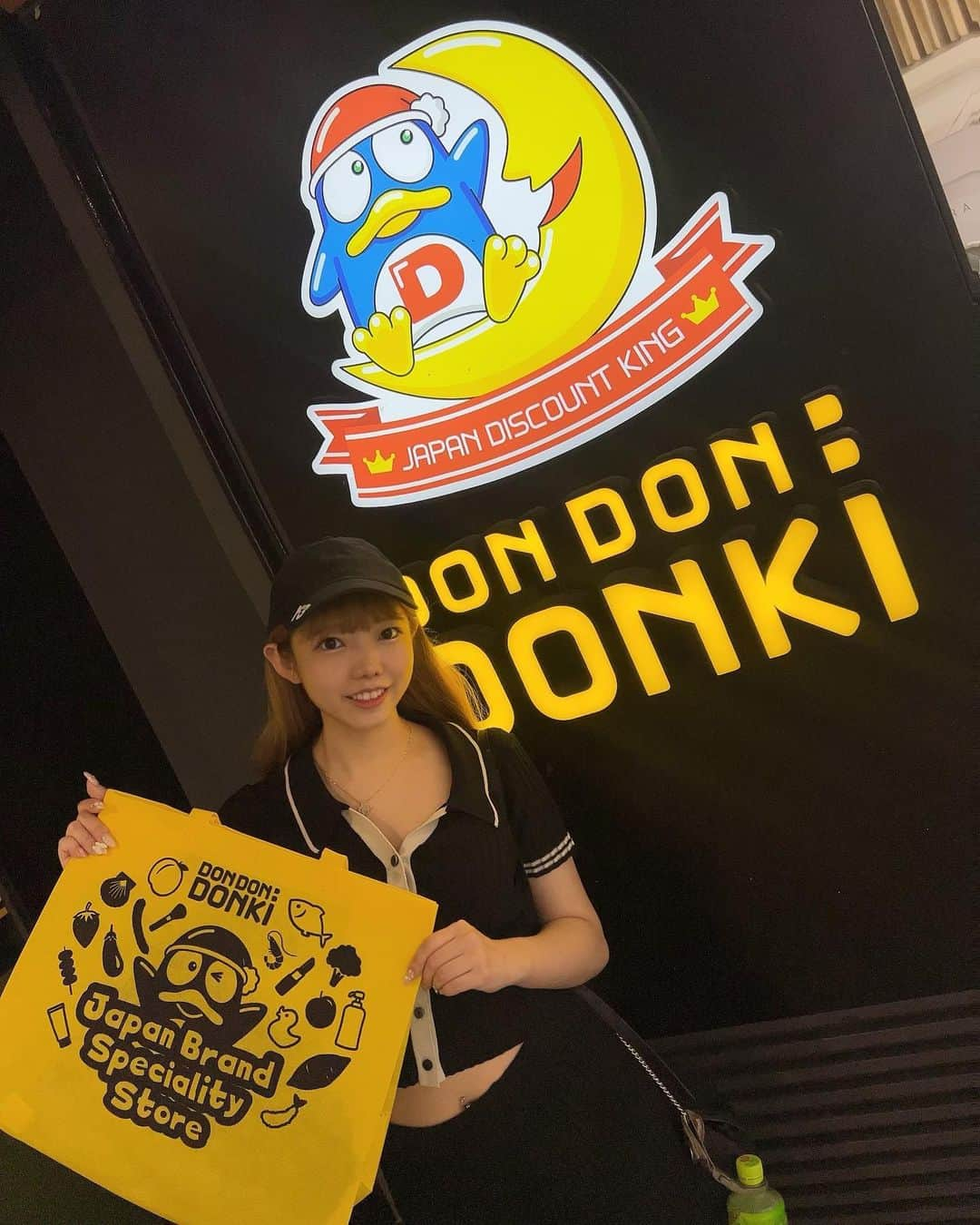 佐久間愛菜のインスタグラム：「香港に行ってきた🇭🇰♡  お目当ての香港のドンキ DON DON DONKI 美麗華店🐧❤︎  海外ドンキお腹のドがDでかわいかった♡ Tシャツ買って友達にもちゃんと着てもらって次の日ドンペンと観光した✌️❤︎  －－－－－－－－－－－－－－－－－ #ぱっつん #hカップ #合法ロリ #インスタグラビア  #アイドル  #内衣#Japaneseidol #低身長 #japanesegirl #鎖骨 #撮影 #モデル #japan #胸 #グラビアアイドル #tokyo  #童顔 #くびれ #タレント  #日本的#bikinimodel #粉我#ドンキ#ドンペン#ドンキホーテ#香港#香港旅行」