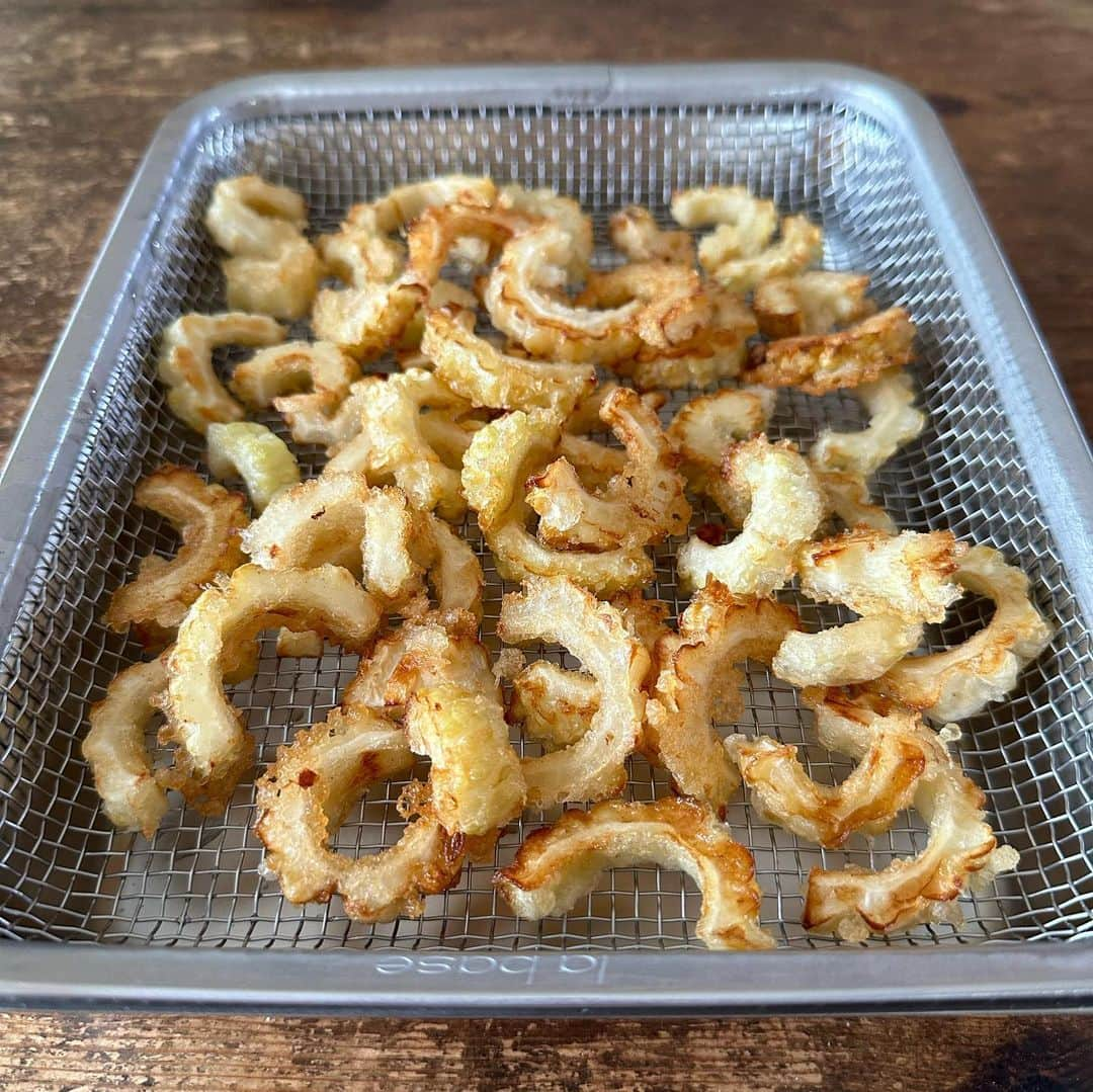 Tesshiのインスタグラム：「鈴木さんちの白ゴーヤでから揚げ Karaage Goya bitter melons #yummy #homemade #healthy #karaage #goya #bittermelon #おいしい #ゴーヤ #白 #白ゴーヤ #唐揚げ #頂き物 #鈴木さん #マカロニメイト #フーディーテーブル #手作り  ゴーヤ小さめ2本、酒大1、鶏がらスープorコンソメ大1/2〜1、塩胡椒→しばらく放置 片栗粉、揚げ焼きする油など 2 bitter melons, 1 tbsp sake, 1/2~1 tbsp chicken stock powder, salt, pepper… toss and leave for a few minutes Starch and oil…」