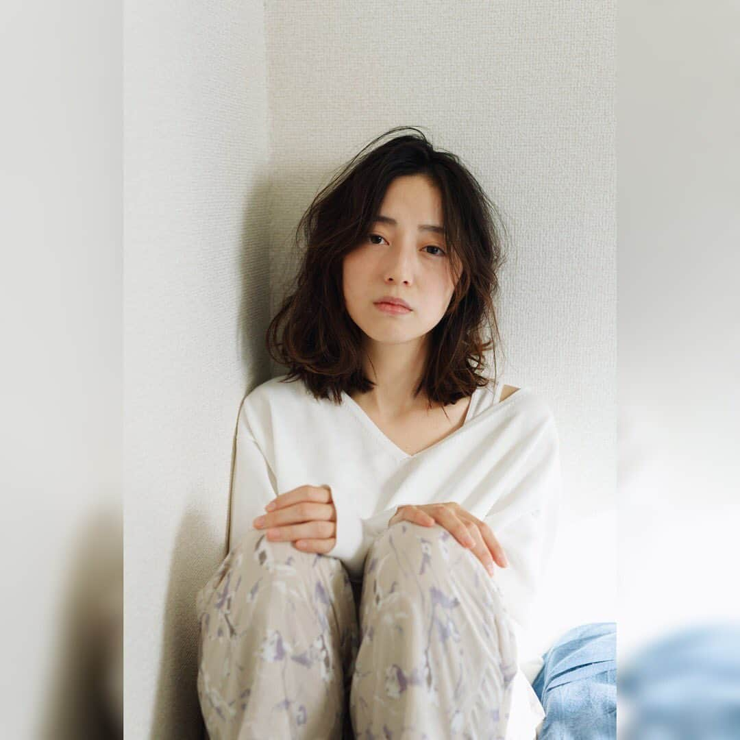 沢井美優さんのインスタグラム写真 - (沢井美優Instagram)「＊＊＊  心の弱さ 小さな隙間に寄生する 依存 信じる気持ち 縋りつき 侵食していく 世の中で一番恐いものは  あなたがどうしていいかわからなくなったとき ゆっくり自分の想いをきいてあげて  あなたの心が苦しくなったとき 紐をほどいてほぐしてあげて  あなたの足が歩みをとめたとき そのまま少し立ち止まってあげて  椅子を差し出してもいいし 背中を押してあげてもいい  何をしてもいいから  ずっと傍にいてほしい  #ポートレート #作品撮り #photography #photo #📷 #服部健太郎 @hattorihattorihattori #hairmake #梅村亮大 @umeume5239  #model #沢井美優 ⁡ #笑顔溢れる毎日を #😊 #明日もきっと素敵な一日 #✨ ⁡ #沢井美優作品撮り #さわいのひとりごと ⁡ #呟き #ひとりごと #伝えたい #笑顔のちから #あなたはひとりじゃない  #ポエム #言葉  #letsenjoy  #💐 #🌸 #🌷 #💠 #🌻 ⁡ #自分を大切に」9月7日 22時19分 - sawai_miyuu