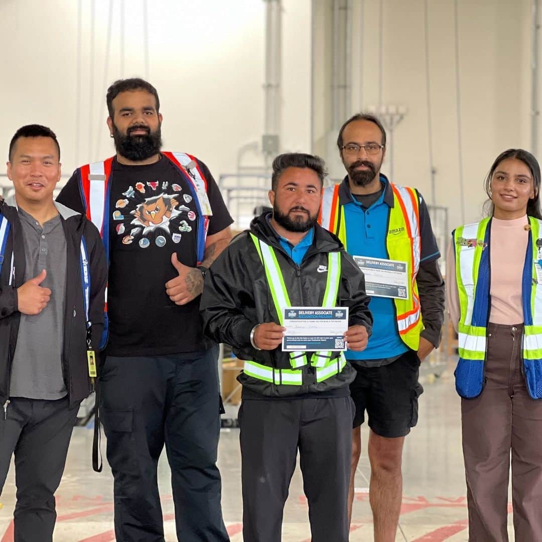 Amazonさんのインスタグラム写真 - (AmazonInstagram)「Third Amazon anniversary secured 🤝. Or as we like to call them, "Amaversaries"! Gaurav, an area manager at one of our delivery stations in Canada, has had the mobility to make his own career path here at Amazon, learning and growing in five different roles.   Thanks for all that you do, Gaurav, to make sure our customers receive their orders quickly and safely! 📦」9月7日 22時30分 - amazon