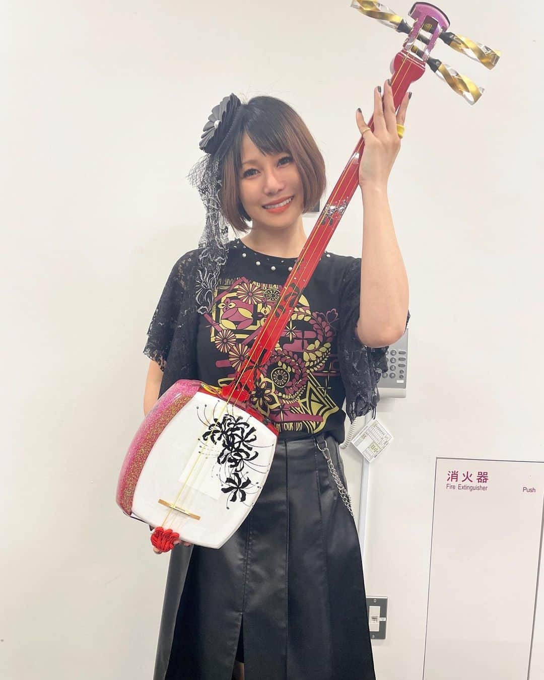 蜷川べにのインスタグラム：「東京公演ありがとうございました！！ 最高にブチ上がりましたね。 楽曲Lycorisで使っている漆塗りのリコリス、ライブでは初お披露目ということでシレッっと撮影OKの「愛に誉れ」と「星の如く」で弾かせて頂きました！！これからリコリスちゃんは台湾へ向かうそうです。お楽しみに。」