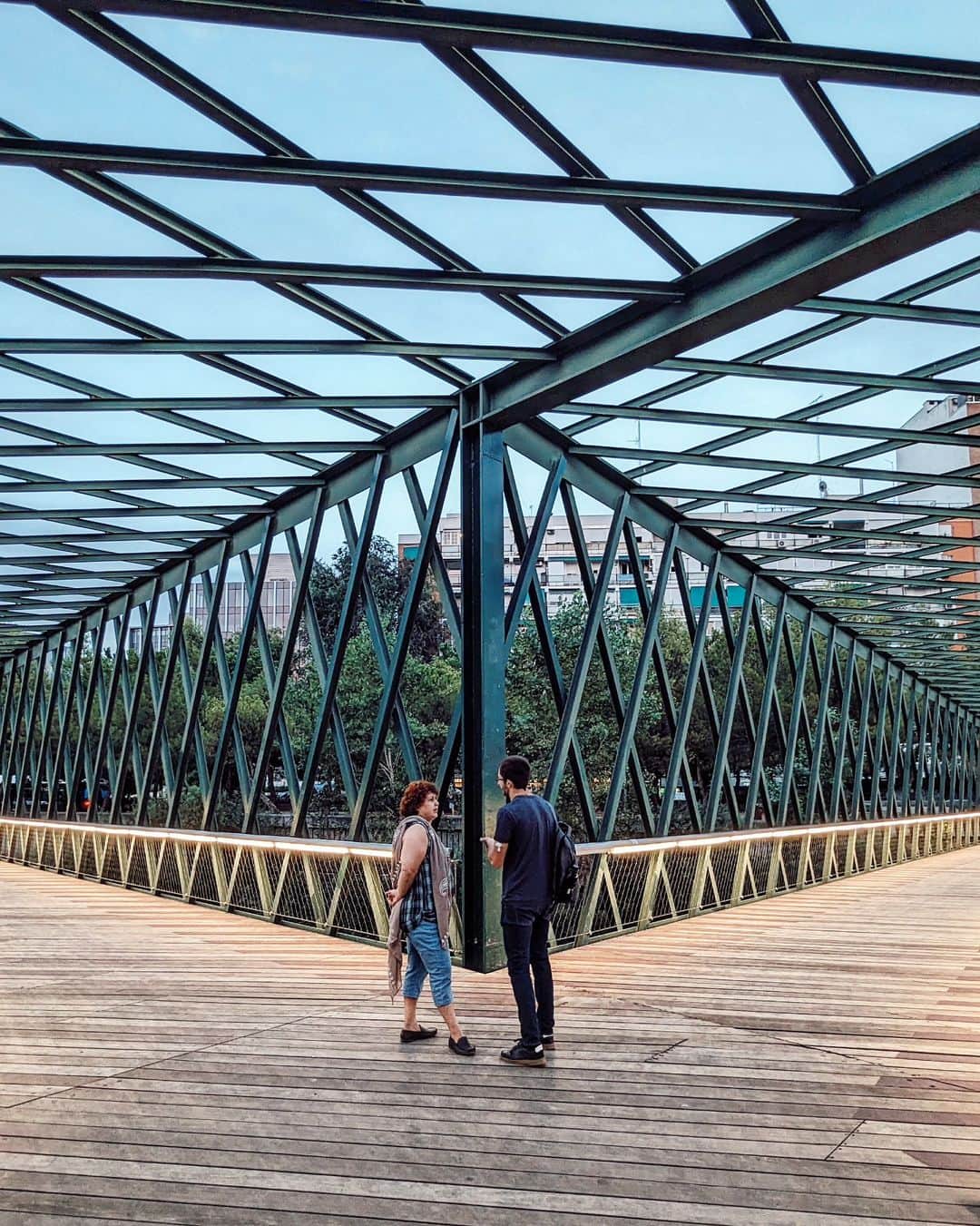 Guido Gutiérrez Ruizのインスタグラム：「A big city with small moments • Una gran ciudad con momentos pequeños #Madrid #Guigurui」
