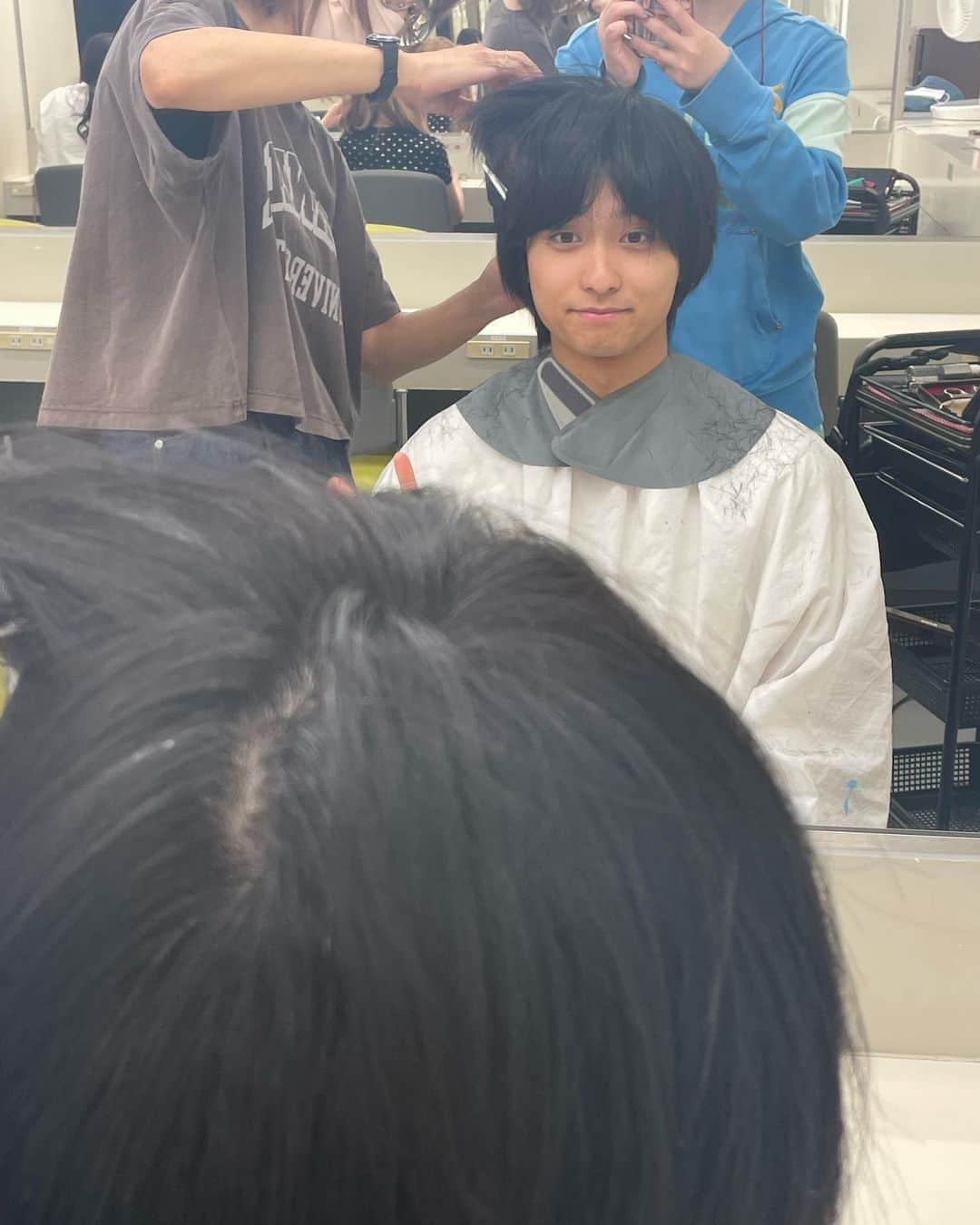 奥平大兼のインスタグラム：「9月7日 （木）滝のうちくもり  こんにちは、奥平です。みなさんいかがお過ごしですか？僕は相変わらず今日も一日撮影で特に書くことがありません。そんな事を前室でみんなに話したらゆみあちゃんとのせが頑張って話題を振ってくれました。ありがたいです。 ちなみにお題は〇〇界隈です。なんだかよく分からないけど流行っているみたいで、僕は空き缶界隈らしいです。理由は飲んだ缶をそのまま放置するかららしいです。気をつけます。 クラス全員分の〇〇界隈知りたいですね。 個人的に嘘寝界隈にいるのはあいるとようじな気がします。 こんなところで今日の日記は終わりです。明日も撮影なので寝ます。 ほな、またあした〜！  この日記、私が書いた日記でありません。 今日撮影だったのですが、現場で「多分だいけんの日記書けるよ」って言われたので書かせてみました。 皆さん僕じゃないってわかりました？ 割と特徴捉えてて似てるなって個人的には思います。 とりあえず正解はまた今度の機会にしましょう。 ぜひ考えてみてください。  今日は朝が早かったです。 それに大変な撮影でした。 みんな疲れたと思います。 お疲れ様でした。 今日は、大変な撮影だったでお腹も喉も毎回カラカラになるんですよね。 飲み物といえば、飲み物机があります。 魔法の飲み物、麦茶とアイスコーヒーがあります。 僕は茶色い飲み物が好きなので、シーンの合間は茶色い飲み物を摂取してます。 皆さんは何色の飲み物が好きですか？ ということでまた明日ですね。  #奥平の日記 #ちょっと前の髪を切ってもらってる時」
