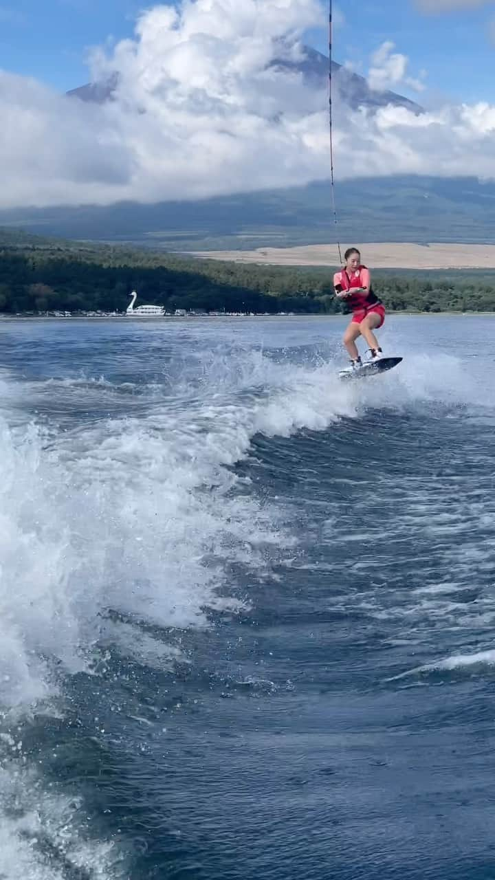 奥家沙枝子のインスタグラム：「Getting better🥳 少しずつ上手になってるといいんだけど😌💓  #summer #sunny #beautiful #weekend #wakeboarding #beach #goodday #chill #vacay #boatlife #outdoor #summergirl #swim #夏 #湖 #vacation #travel #life #memories #lifegoal #japan #lake #夏休み #surf #surfgirl #surfing #reelitfeelit #reelsinstagram #ウェイクボード」