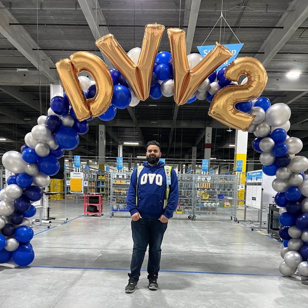 Amazonのインスタグラム：「Third Amazon anniversary secured 🤝. Or as we like to call them, "Amaversaries"! Gaurav, an area manager at one of our delivery stations in Canada, has had the mobility to make his own career path here at Amazon, learning and growing in five different roles.   Thanks for all that you do, Gaurav, to make sure our customers receive their orders quickly and safely! 📦」