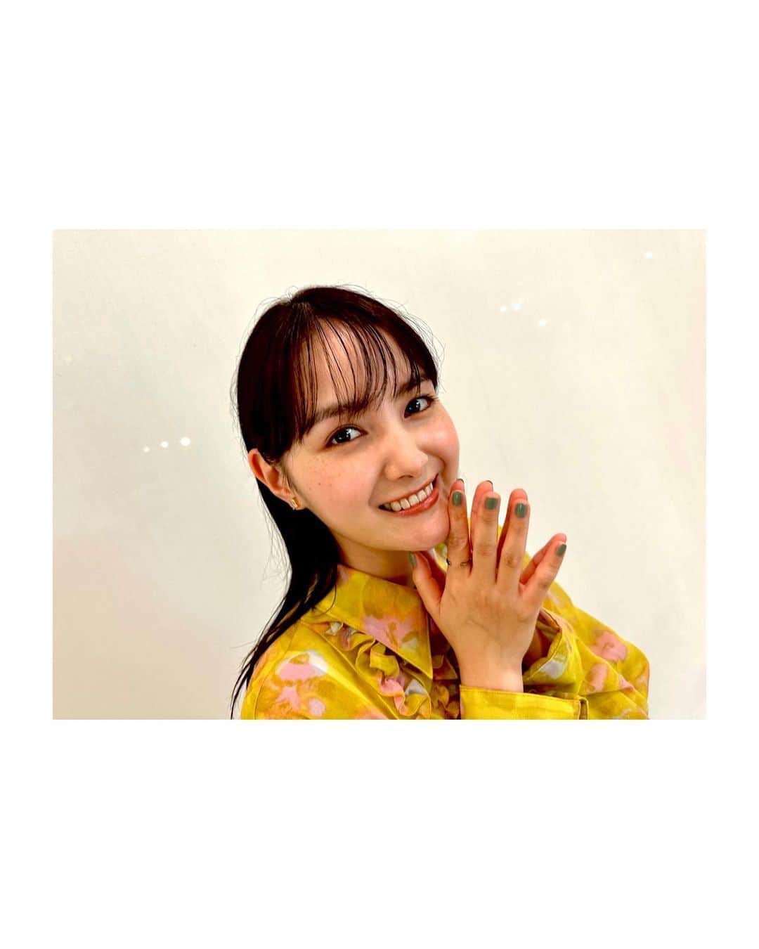 葵わかなのインスタグラム：「． 「ネタパレ」にお邪魔しました。  なんと今回で5回目！ここ2年のうちで5回目のようです。たくさん遊びに行かせていただいてありがとうございます😂  いつも面白くて楽しくて、出演者のみなさん優しくて、リラックスして、わくわくしながら参加させていただいてます。  10代から知ってくださっているスタッフさんがいたりして、「やっほ〜」とか「大人になって…」みたいなやり取りができるのもとてもうれしいんです。嬉しいから毎回してる☺️笑 毎回しがちなのも好きです笑  放送は9月8日23時40分からです。 今回もたくさん笑いました〜！ぜひです。  👗 @lecielbleu_official 👠 @jimmychoo 💍 @graey_official」