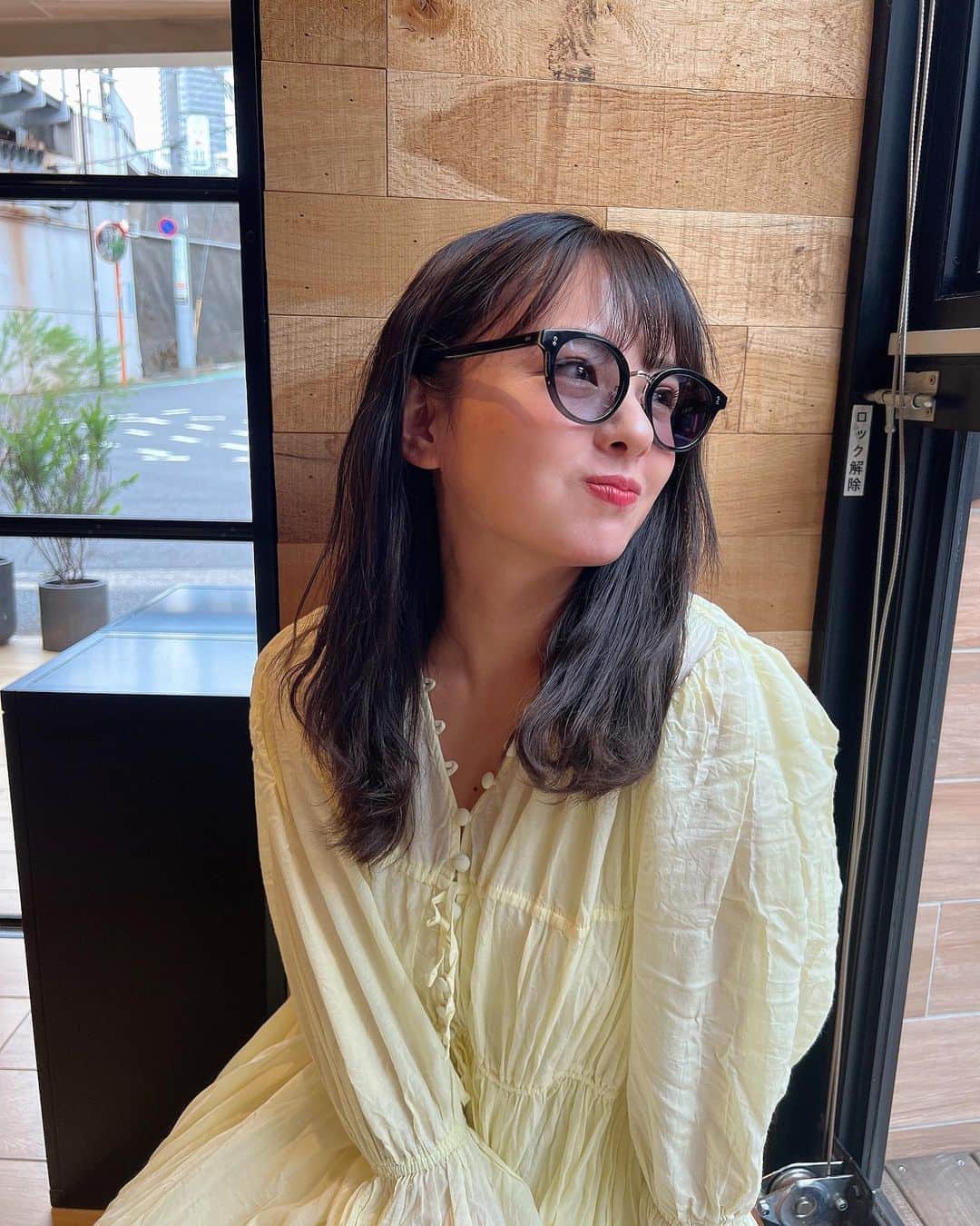 山田菜々のインスタグラム：「NEWめがね👓 @lavid_eyewear  黒縁にカラーレンズはもう...☺️♡  なぜか昔からめがねするのもしてる人も好き🥹❤️‍🔥  これは今年出番が多くなるなっ🤔 どうですか🥹？」