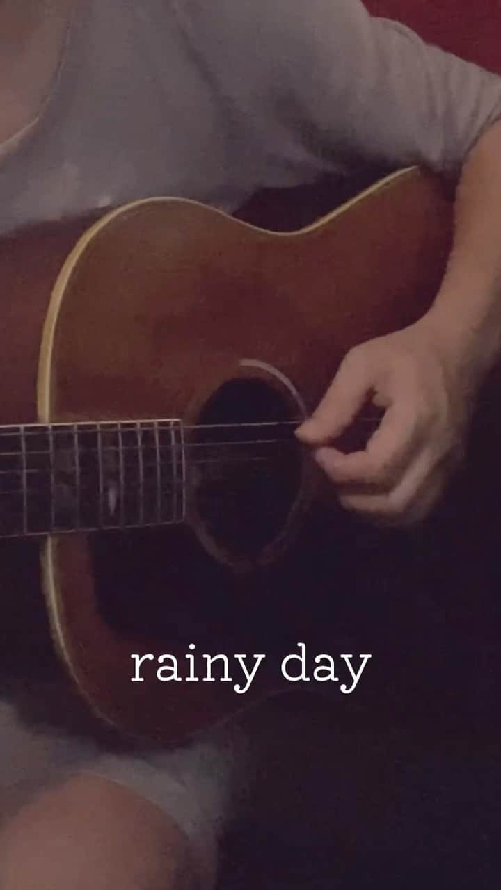 谷口崇のインスタグラム：「昼間の投稿で紹介した、10Oの「rainy day」をカバーしてみました。右手だけのアングルってのもなかなか面白いね。途中で2回カポを変えます。  東京（川崎だが）はこれから嵐みたい。明日の夕方にはおさまってるといいなぁ。  9/8（金）『10○と谷口トリオ崇』 OPEN 18:30 START 19:00 料金: ¥3,000 (1D¥600別) レッツ予約:https://tiget.net/events/263005」