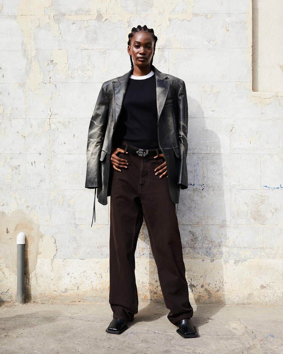 エイティーズのインスタグラム：「The remastered leather blazer Cameron. Featured in the latest EYTYS campaign lensed by David Nana Opoku Ansah in his hometown Accra.」