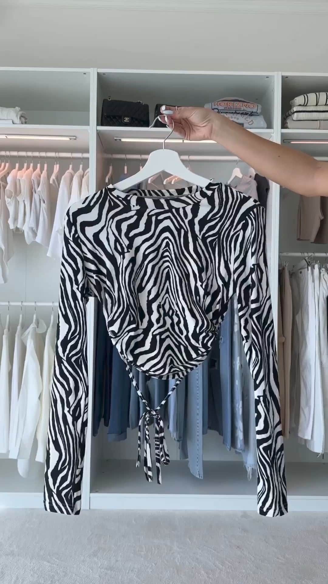 SHEINのインスタグラム：「Talk about standout style 😍 @lisarosii really earned her stripes with this chic contrast fit 🦓🖤🤍  🔎 2177514 19063297 832390 11213734  #SHEIN #SHEINforAll #SHEINstyle #fashion #chic」