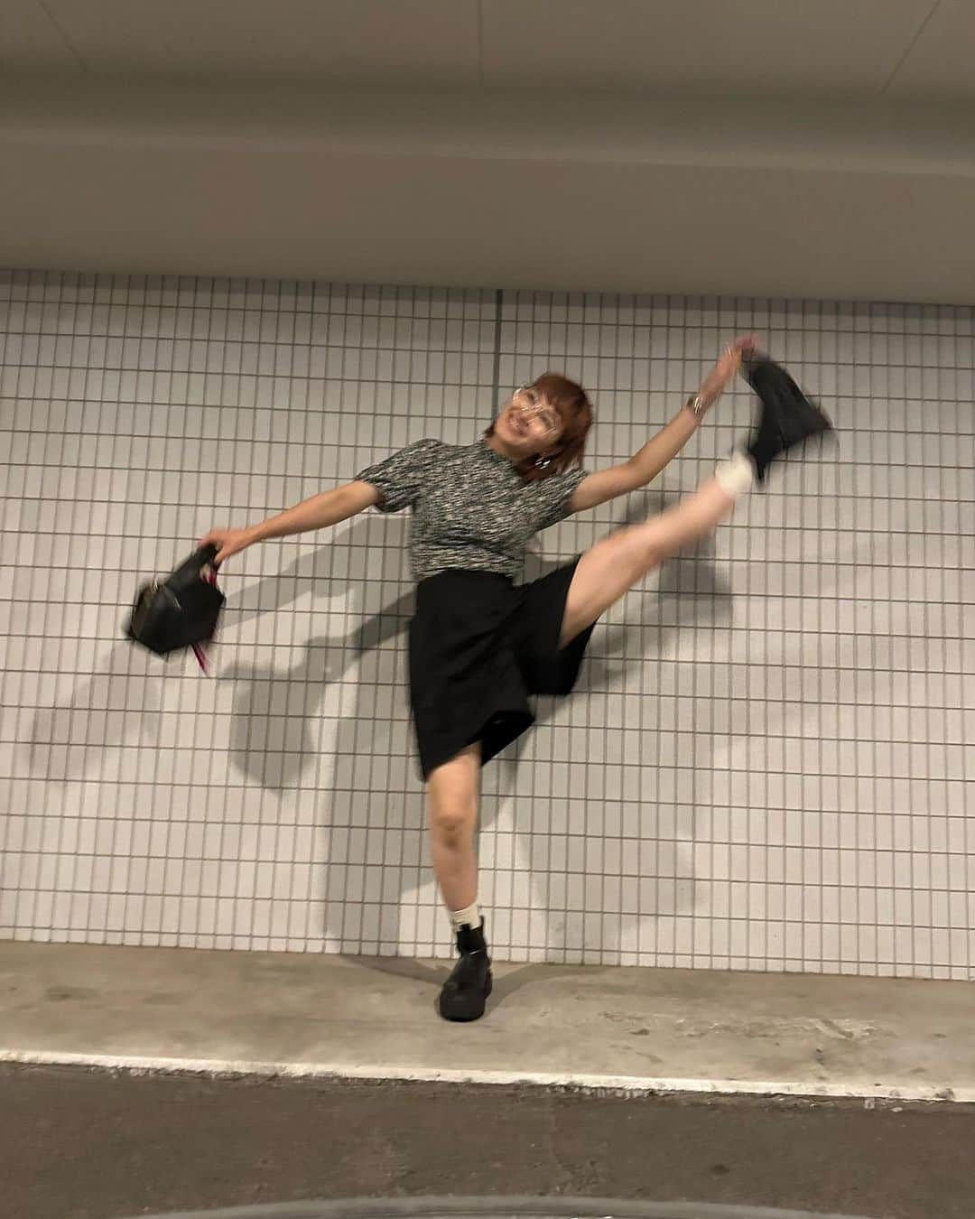 村上佳菜子のインスタグラム：「躍動感を重視した結果… 側転🤸‍♀️🤸🤸‍♂️  ひゃっほーい！！ . . . #每日穿搭  #ootd #毎日コーデ #日系穿搭　#옷스타그램　#멋스타그램 #我最爱的服装品牌　#패피　#오오티디　 #스타일링　#패션스타그램　#데일리룩 #figureskate #figureskater #skate #skater #olympian #tagsforlikes #followme  #我的最愛 #照片  #请关注一下 #팔로우미 #팔로우환영　#일상　#94년생　#데일리」