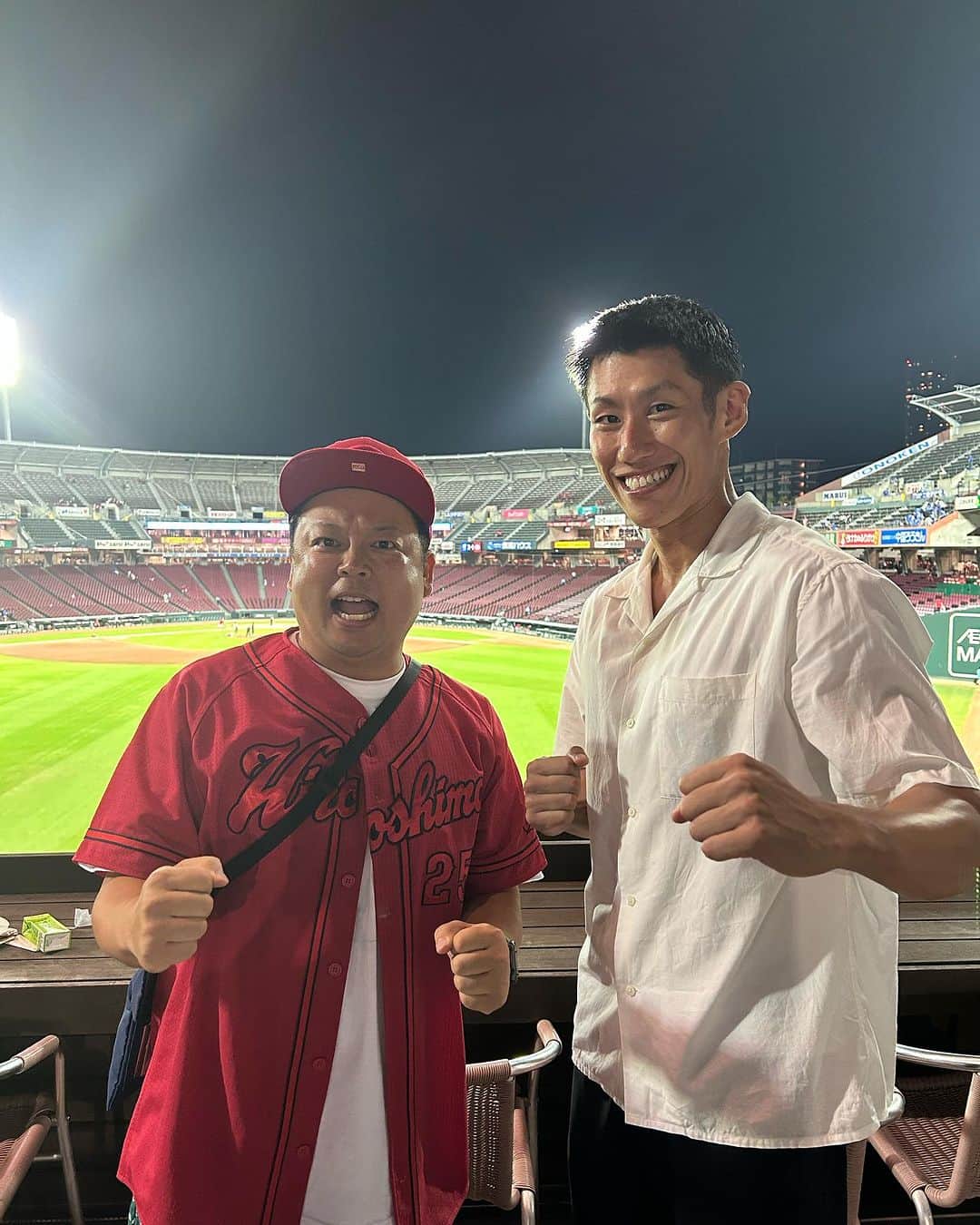 中田廉のインスタグラム：「MAZDAスタジアムでボールボーイ佐竹さんと写真を撮って頂きました😌 佐竹さんから身体仕上がってるねー 頂けるお言葉で最高の一言いただきました。 またお会いしたときにしっかり 仕上げておきます☺️💪🏽💪🏽 MAZDAスタジアム盛り上がりは本当にワクワクします！  #広島#広島東洋カープ #マツダスタジアム #野球#ボールボーイ佐竹さん」
