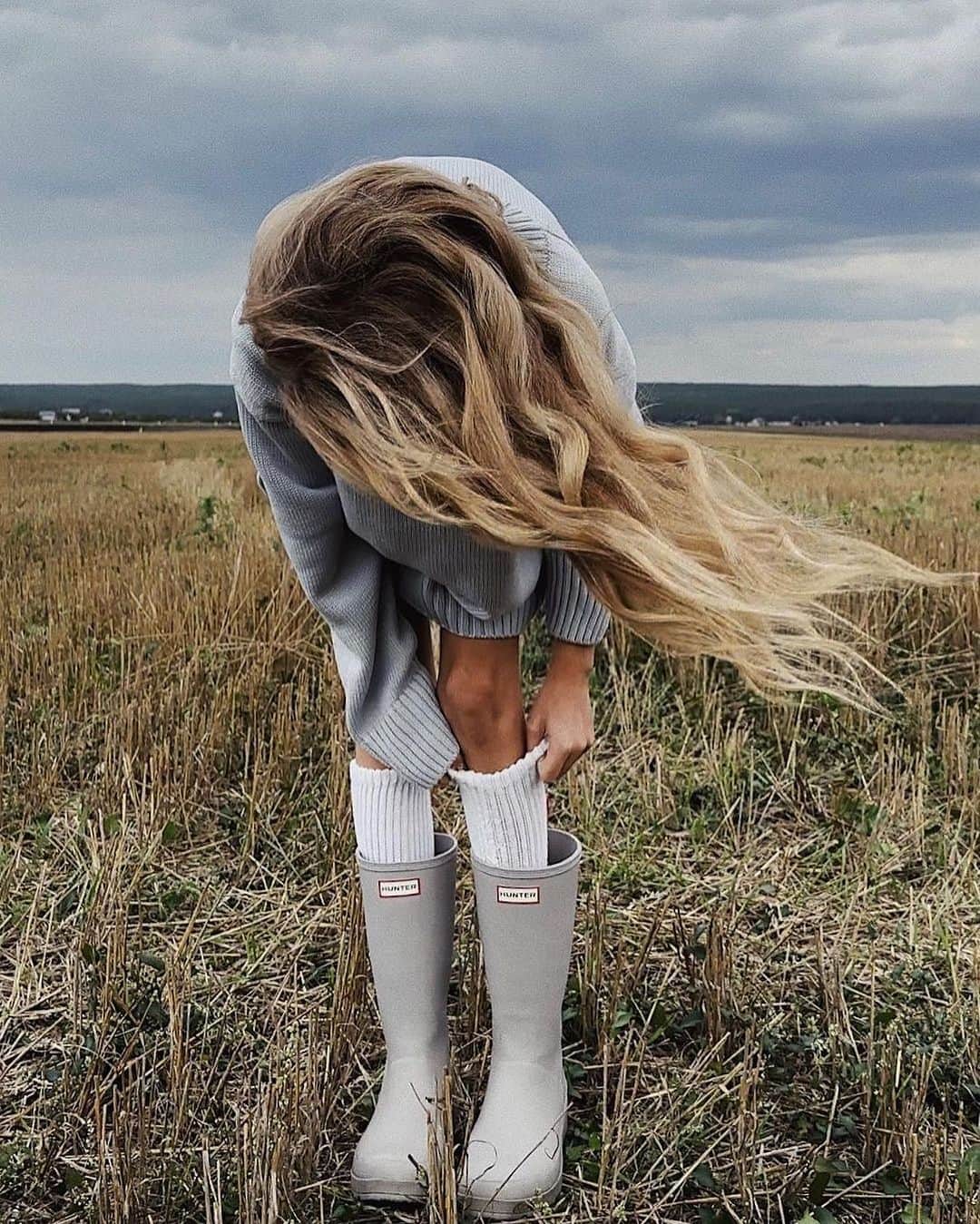 ハンターブーツのインスタグラム：「The seasons are changing but your Wellies stay the same. Shop our core styles on hunterboots.com」