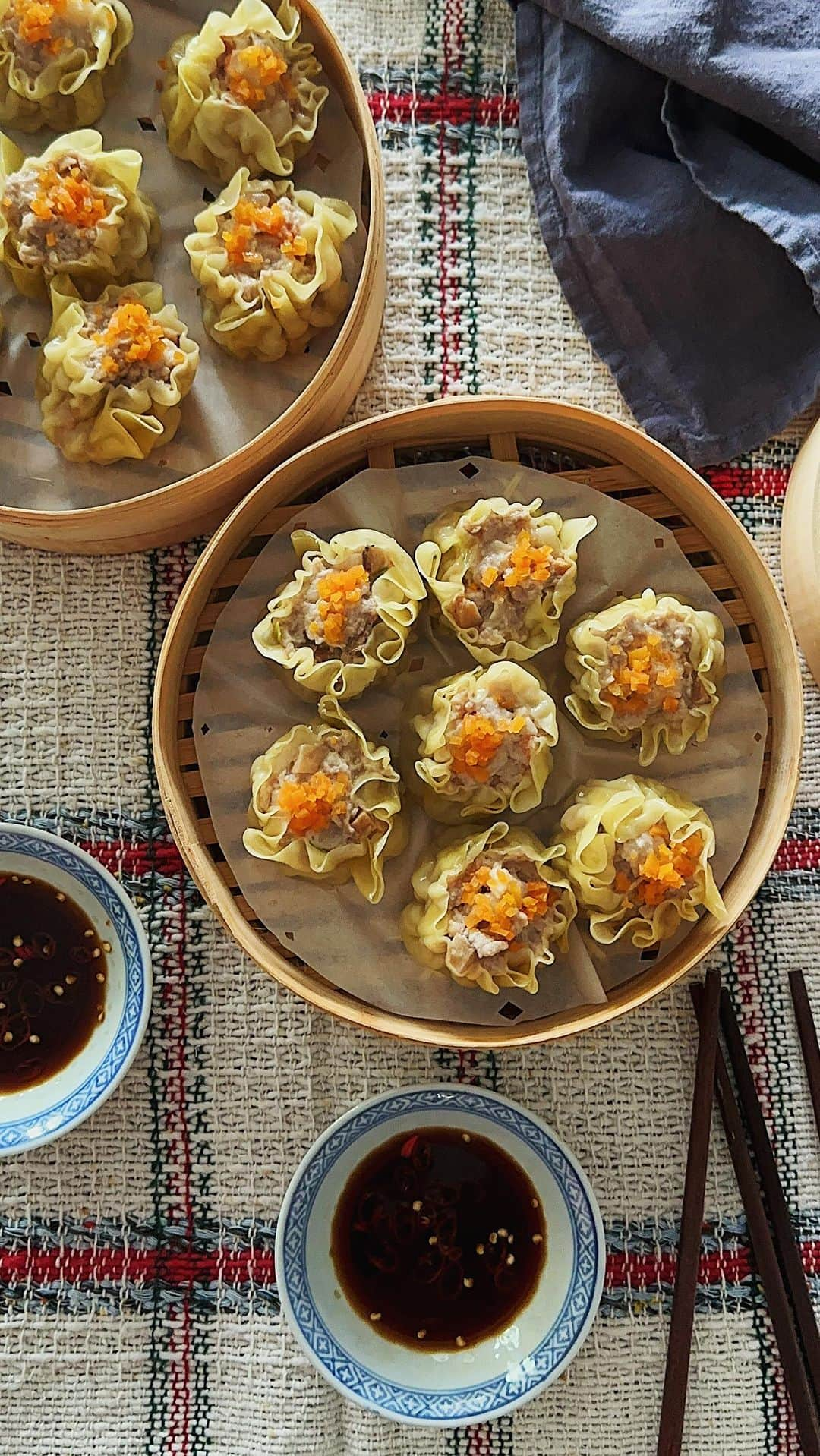 Samantha Leeのインスタグラム：「Making homemade Siu Mai is pure joy. The smell of cooking fills the kitchen and makes you excited to taste it. When you take that first bite, it’s like a burst of happiness in your mouth. You know you made it yourself, and it feels really good. Homemade Siu Mai is like a warm hug for your taste buds and your heart, making you feel proud and happy. #leesamantha #siumai #dimsum」