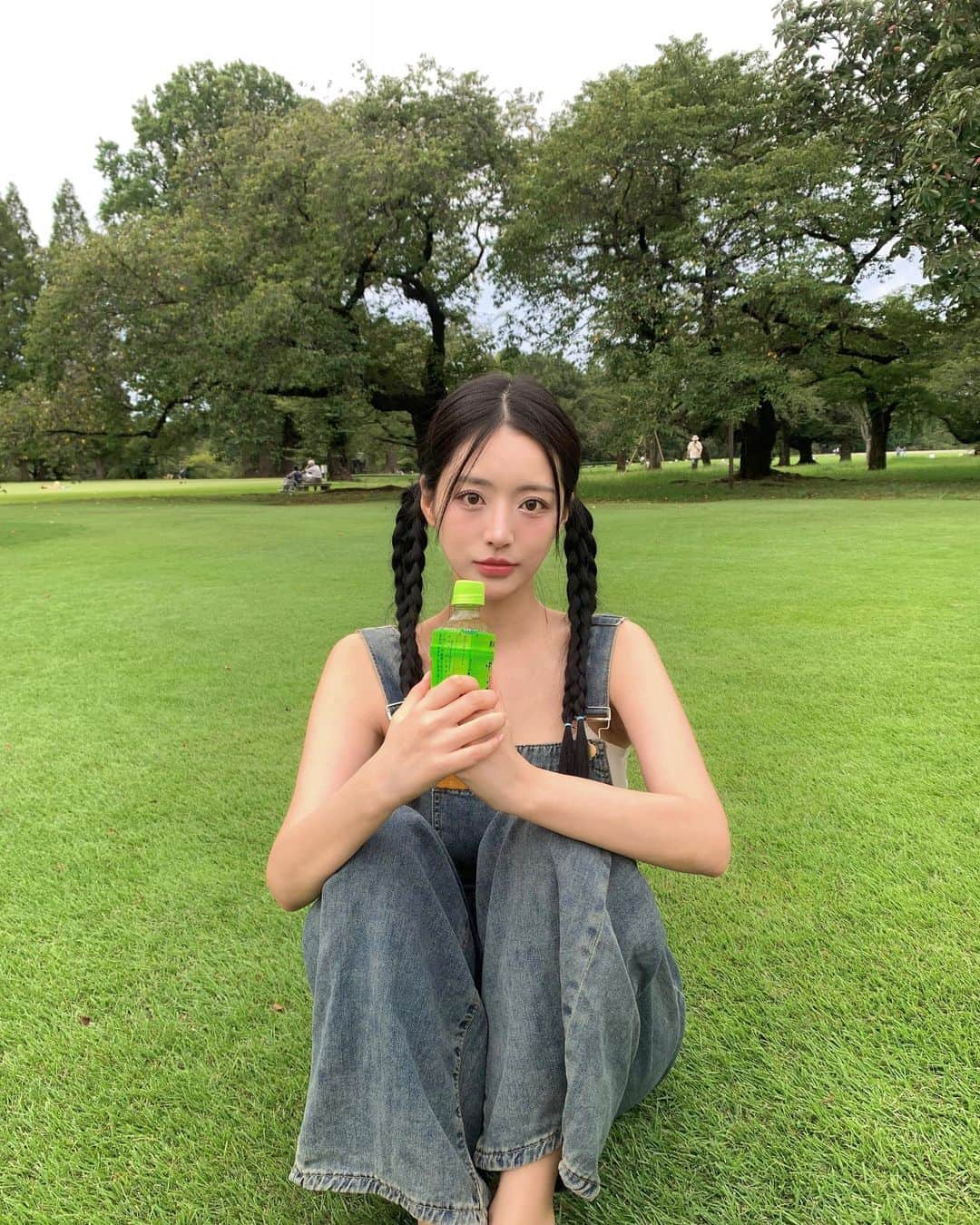 のインスタグラム：「몇년을 미루고 미루다 드뎌 와본 신주쿠 교엔˃̵ᴗ˂̵🍃 편의점에서 도시락 샀는데 숟가락 안줘서 손으로 먹을뻔.. 거의 한달동안 있을 예정인데 뭐하면 좋을까요?」