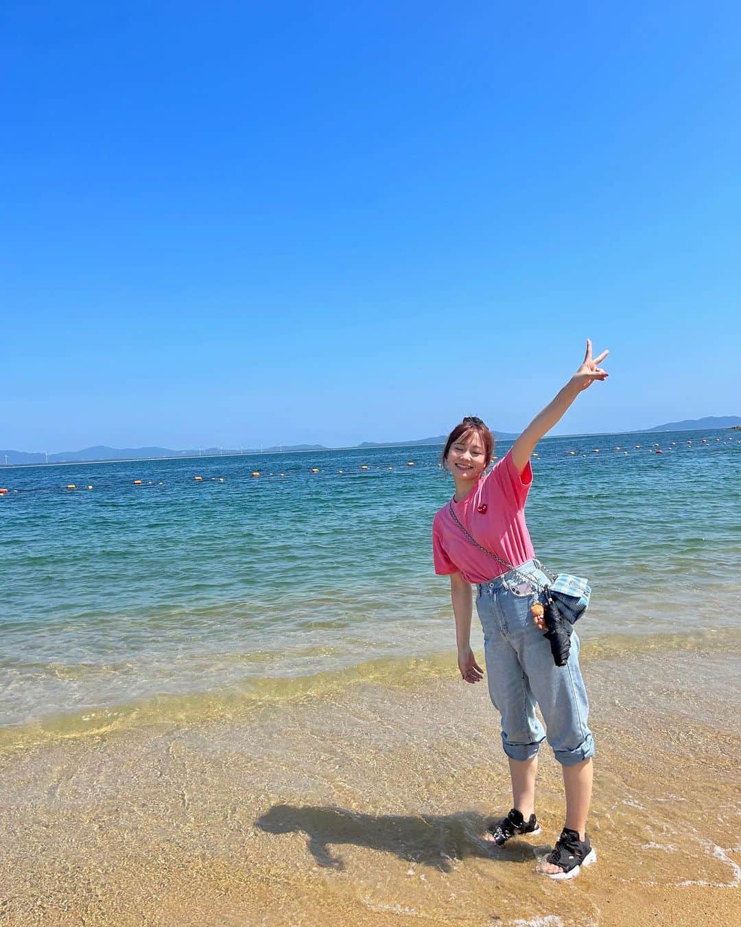 松本慈子のインスタグラム：「* 夏だね〜！！！☀️🌊 この日水着持ってなかったけど、 ほんとに飛び込もうかと思ったくらい☺️  ばーちゃんに篠島行ってきた！ って話したら、ばーちゃんも気になってるみたいなので…涼しくなったらまた行きます🙆‍♀️笑  カメラマンばーちゃんの写真待っててね👵🏻」