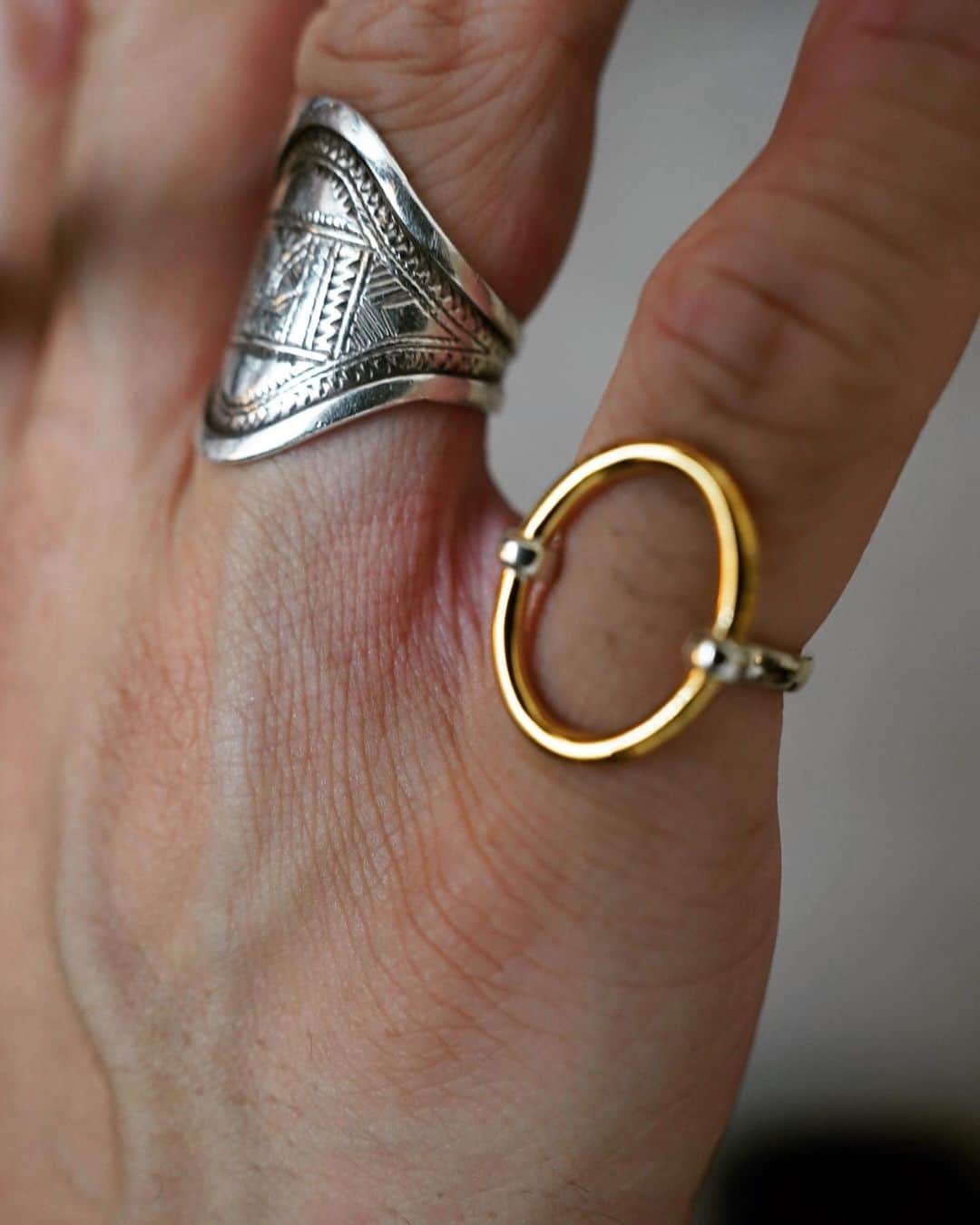 並木一樹さんのインスタグラム写真 - (並木一樹Instagram)「new accessory☺︎  @minami.jewelry  ゴールドとシルバーの繊細なデザインが天使の輪みたいに見えて凄く好きでした☺︎  薬指のトゥアレグのリングは先日　小林さん @kbysvlog から譲り受けたものでかなり気に入ってます♪  #accessory#アクセサリー#リング#HERMES#エルメス#シェーヌダンクル#Cartier#タンクソロ#ミナミジュエリー#トゥアレグ#bunny」9月7日 22時40分 - casi_namiki