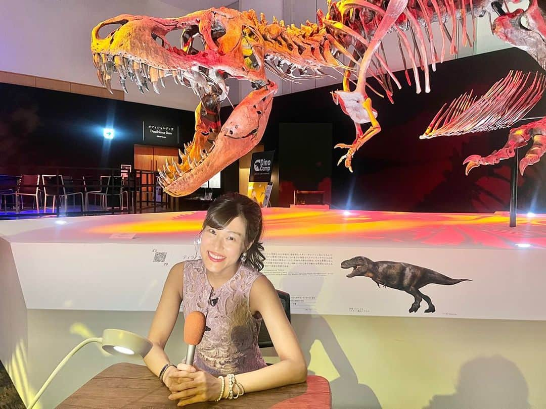 竹内里奈のインスタグラム：「🦕MX TV 生中継🌹 昨日マンスリーナレーターを卒業したばかりですが、 さっそく「バラいろダンディ」に リポーター出演させていただきました😳🦕 恐竜科学博から生中継！！ ホントは恐竜の話たくさんしたかったですが、 なんだかすごい中継に‼️ ハチャメチャすぎましたね🙏 笑っていただけたなら、良かったです😂 お付き合いいただいた方ありがとうございます🌸  こんな貴重な経験させてもらえて幸せ者です♡  恐竜科学博、9月12日までです🦕 プライベートでも行きましたが、 ストーリー仕立ての展示が面白く、 骨格が躍動感あり迫力ありますよ✨✨ ・ ・ ・ ・ #バラダン #バラいろダンディ #tokyomx #リポーター #ナレーター #竹内里奈 #恐竜科学博」