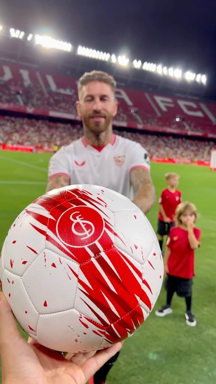 セルヒオ・ラモスのインスタグラム：「¡Nos encanta veros felices! 🥰   🫶🏻 ¿Repetimos lluvia de balones? ⚽️☔️   #WeareSevilla #SergioRamos #Sevillafc」