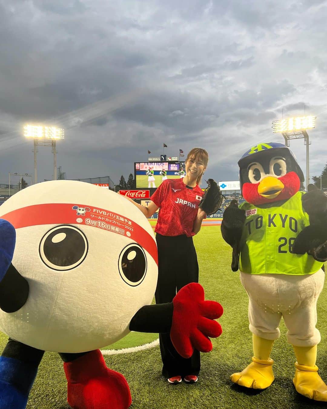 木村沙織のインスタグラム：「. ヤクルトvs ジャイアンツ戦の始球式をさせていただきました⚾️✨ . 見事な大暴投でしたが そんなことより来週16日から いよいよワールドカップバレーが始まります🔥 . たっのしみだ〜😆！！ みんなでニッポンチャチャチャしましょーねー🇯🇵🏐💪🏼✨ . . #始球式 #ワールドカップバレー2023」