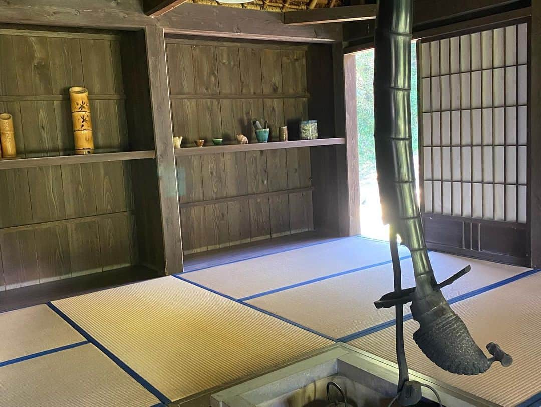 下野佐和子さんのインスタグラム写真 - (下野佐和子Instagram)「【お散歩日和2023.9.7】 外は暑いけど、風が心地よくて夕方前、近所の公園へ散歩へ👍🏻🍃✨ 日陰も多く、気持ちよく散歩できた♪ 途中、茶屋で休憩したり絵本も読んだり📚 近くに自然がたくさんで こういうところがあるのは、 ありがたい😊  もっと利用する人が増えても いいのにな〜と来るたびに思う。  国体も近づいてるからか、 公園の整備箇所も増えて頑張ってる感じ。 個人的には吊り橋がすごく気になるな〜👏🏻✨  ・・・自撮りして改めて思うけど、わしの逞しさ全身写ってないのに半端ないな🫠🫠🫠笑  今日も一日お疲れ様でした🤲🏻 明日もファイトです‼️  #記録 #お散歩 #お散歩日和 #11ヶ月ベビー #女の子ベビー #寅年ベビー #ウエスト症候群 #点頭てんかん #てんかん発作 #全身脱毛症の母 #スキンヘッド生活 #ウィッグ #ターバン #鹿児島 #北薩広域公園 #吊り橋」9月7日 22時46分 - osawadon_sawako