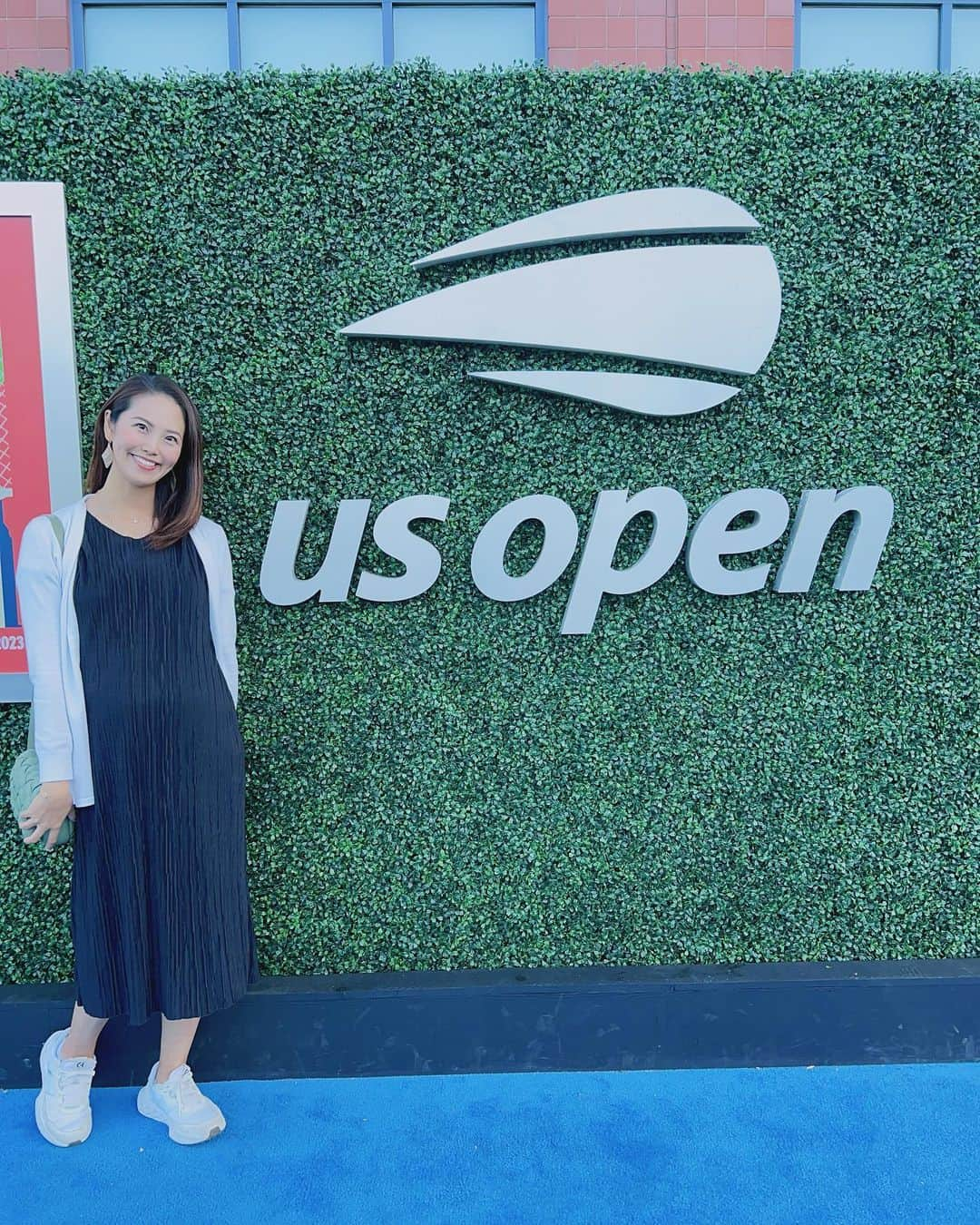 渋佐和佳奈さんのインスタグラム写真 - (渋佐和佳奈Instagram)「【全米オープン観戦🎾🇺🇸①】  去年に続き、今年も行ってきました！ #全米オープンテニス 🎾 in NYC  やはりこの会場に来ると、ワクワクするものがありますね！ そして#グランドスラム のスケールの大きさを感じます🌟 #WOWOW で、 グランドスラムの現場から生中継させていただいた日々が本当に懐かしくなったし、 改めて貴重な経験をたくさんさせてもらえたことを実感🥺💗  今年はほぼ日帰りに近いNY滞在だったので、 デイセッションのみの観戦でしたが、 いろんなコートを巡りながら たくさんの試合を観ることができました❣️  #西岡良仁 選手&#マクラクラン勉 選手ペアのダブルスや #シナー 選手vs #ワウリンカ選手、 他にも#サバレンカ 選手の試合、 #チチパス 兄弟のダブルスなど… (練習時は、ガールフレンドの#バドーサ 選手も一緒でした！) 大充実の観戦😊🎾  シカゴに戻ってきてからも、 連日白熱している熱戦に夢中です🔥🔥🔥  更に、会場では嬉しい再会がたくさんあったので 次の投稿でアップします🤍  #tennis #usopen #usopen2023 #テニス #グランドスラム  #アメリカ #アメリカ在住 #アメリカ暮らし #シカゴ在住  #tennis #sports #スポーツ　#atp #grandslam  #usa🇺🇸 #Chicago #chicagogram  #アナウンサー  #リポーター #シカゴ在住アナウンサー #announcer #reporter」9月7日 22時55分 - shibusa_wakana