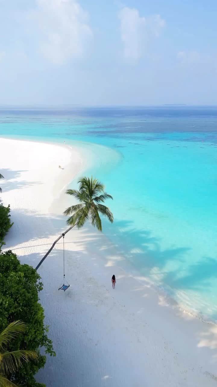 のインスタグラム：「Maldives Islands - Escape to Paradise.  Connect with us @nichegetaways to book your vacation in the Maldives.   🎥 @juliagal_  #nichegetaways #maldivesislands #luxurytravel #luxuryresort #travelinspiration #islandvacations #traveltheworld #luxresorts #fivestarresort #lagoon #beachresort #мальдивы #wanderlust #island #beaches #islandgetaway #palmtree #vacay  #beachvibes」