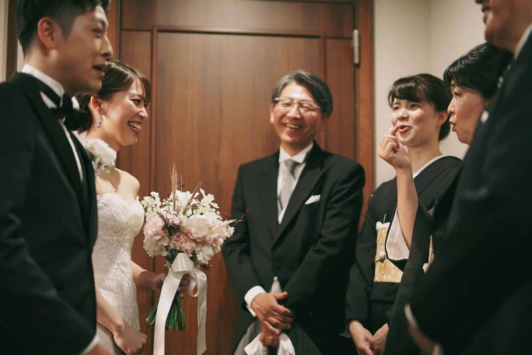 のインスタグラム：「.  Family meet  大切なご家族とのファミリーミート  挙式前にご両家の親御様に 晴れ姿をひと足先にお披露目  おふたりにとっても親御様にとっても 忘れられないかけがえのないお時間に  @oriental.hotel.kobe  @oriental.hotel.wedding  @kobe_laviephotography  @guppy_photograph  @thetreatdressing  @treat_gentleman  @noritaka_igarashi  #ohk花嫁 #weddingbouquet #weddingdress #tuxedo #ウェディングドレス #タキシード #ウェディングブーケ #居留地 #thetreatdreesing #orientalhotel #orientalhotelwedding #オリエンタルホテル #オリエンタルホテル旧居留地」