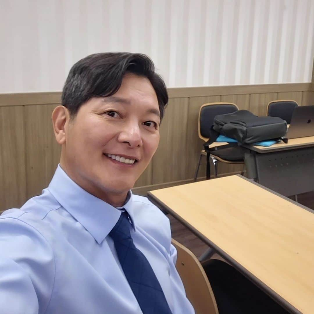 ソ・テファのインスタグラム：「열일중 밤샘각 ㅋㅋ 인천 신명여고에서  여기서  응팔도 찍었네~~~~ 울 드라마도 응팔만큼 대박나길~~~ #조폭인내가고등학생되었습니다  #최명현  #아부지  #검사 #신명여고 #인천」