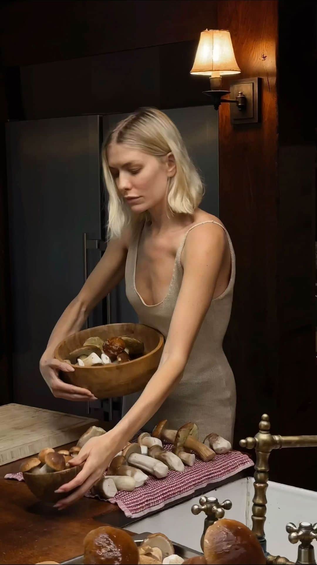 エレナ・ペルミノヴァのインスタグラム：「Мой личный рай выглядит так 🤎🍃 🧺🍄 а что вам доставляет столько радости ? This is what my personal paradise looks like🐿️」